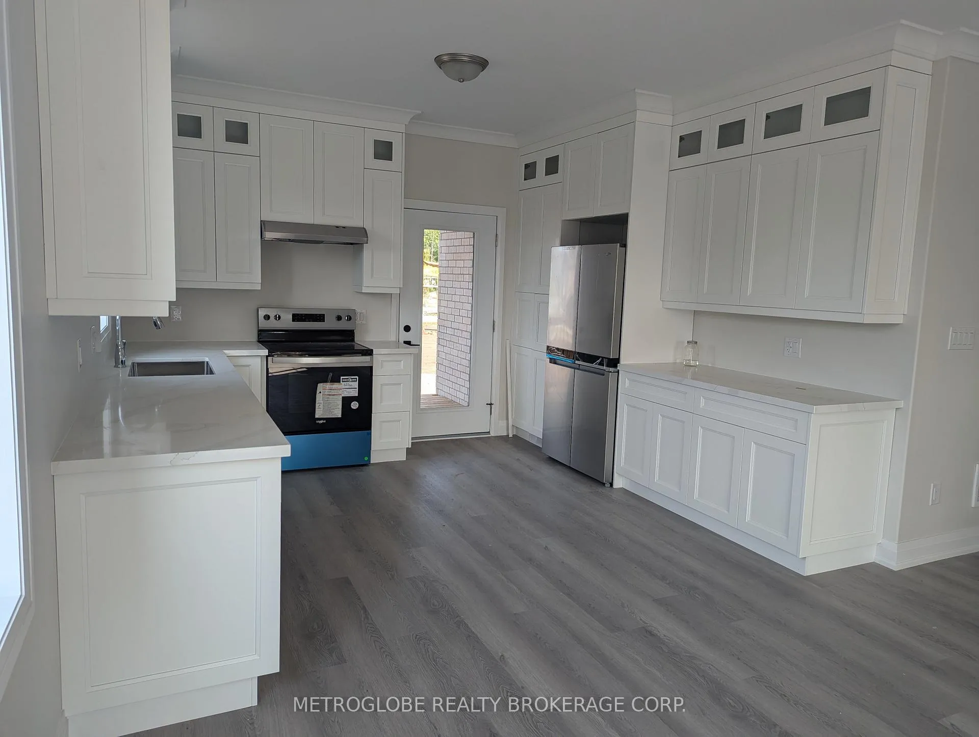 Photo 5 of 2 Joanne Crescent, Wasaga Beach — HOMEH