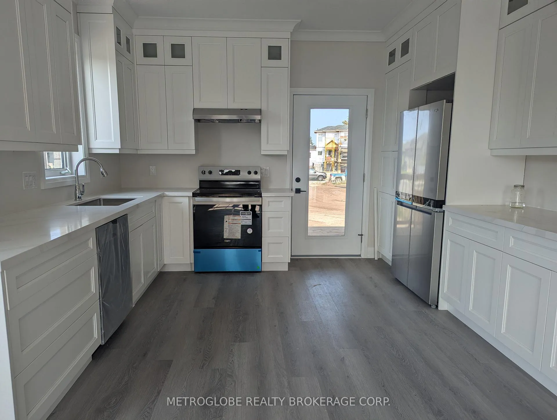 Photo 8 of 2 Joanne Crescent, Wasaga Beach — HOMEH