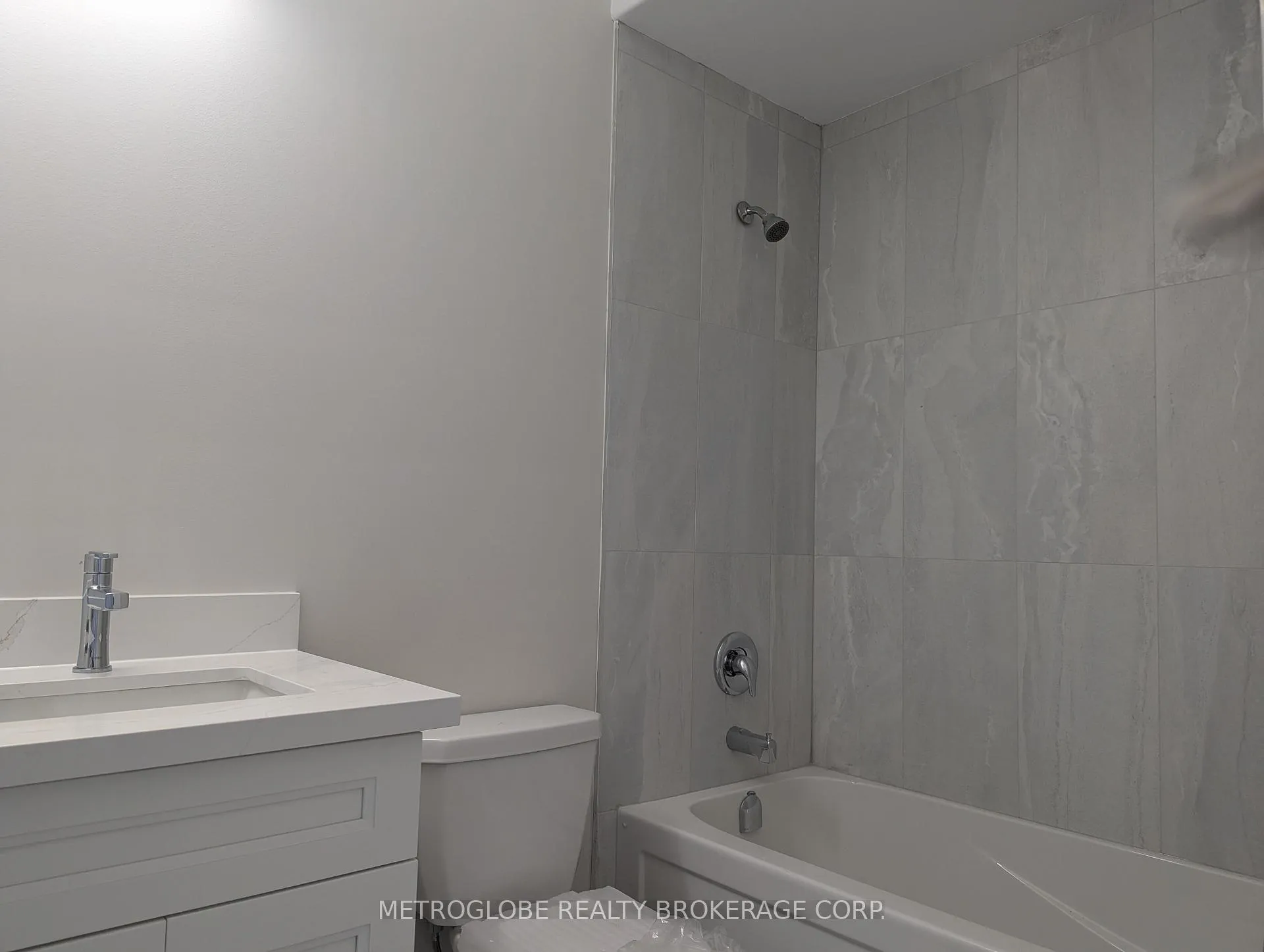Photo 10 of 2 Joanne Crescent, Wasaga Beach — HOMEH