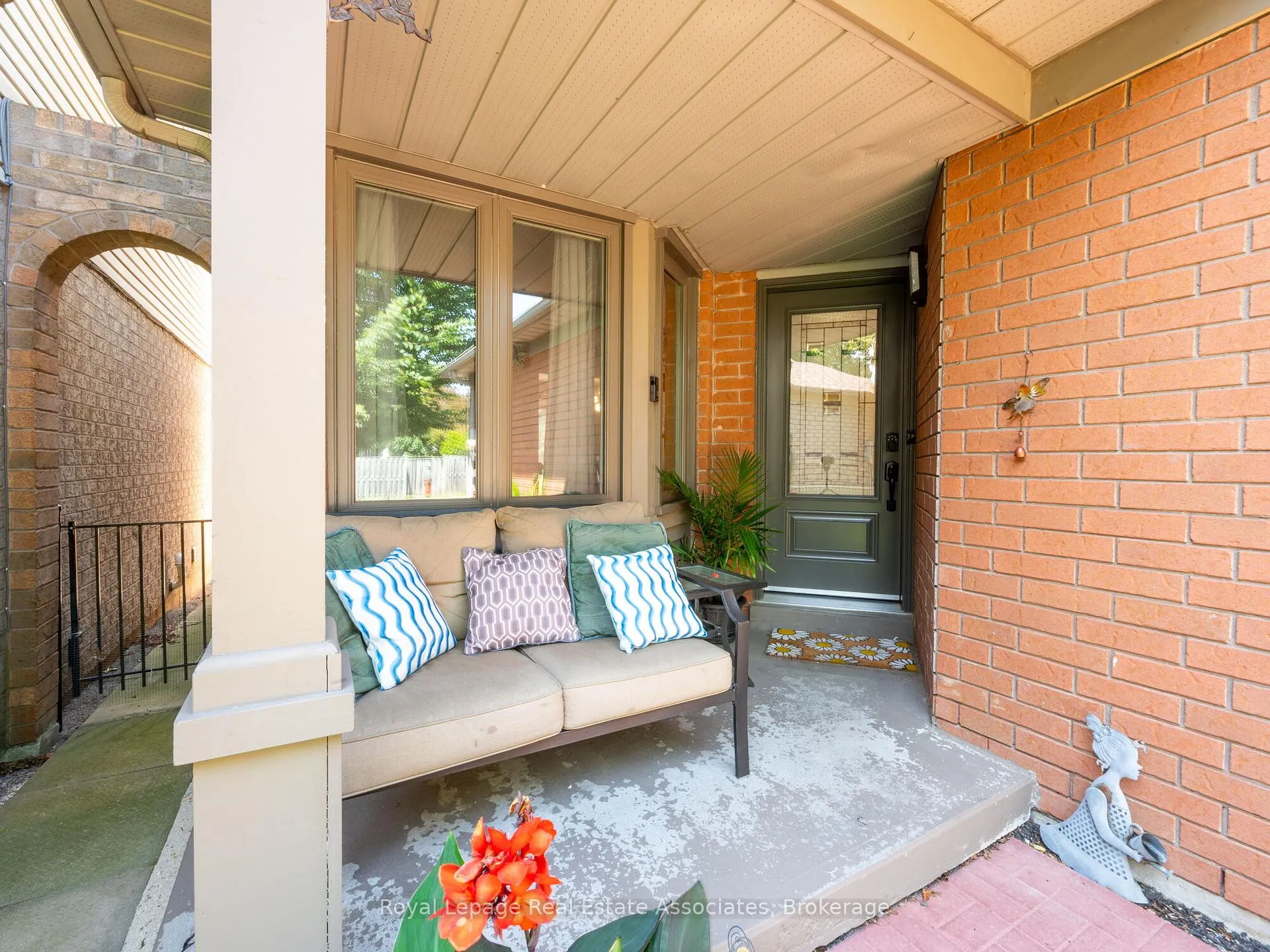 Photo 5 of 4 Greengrove Way, Whitby, Rolling Acres — HOMEH