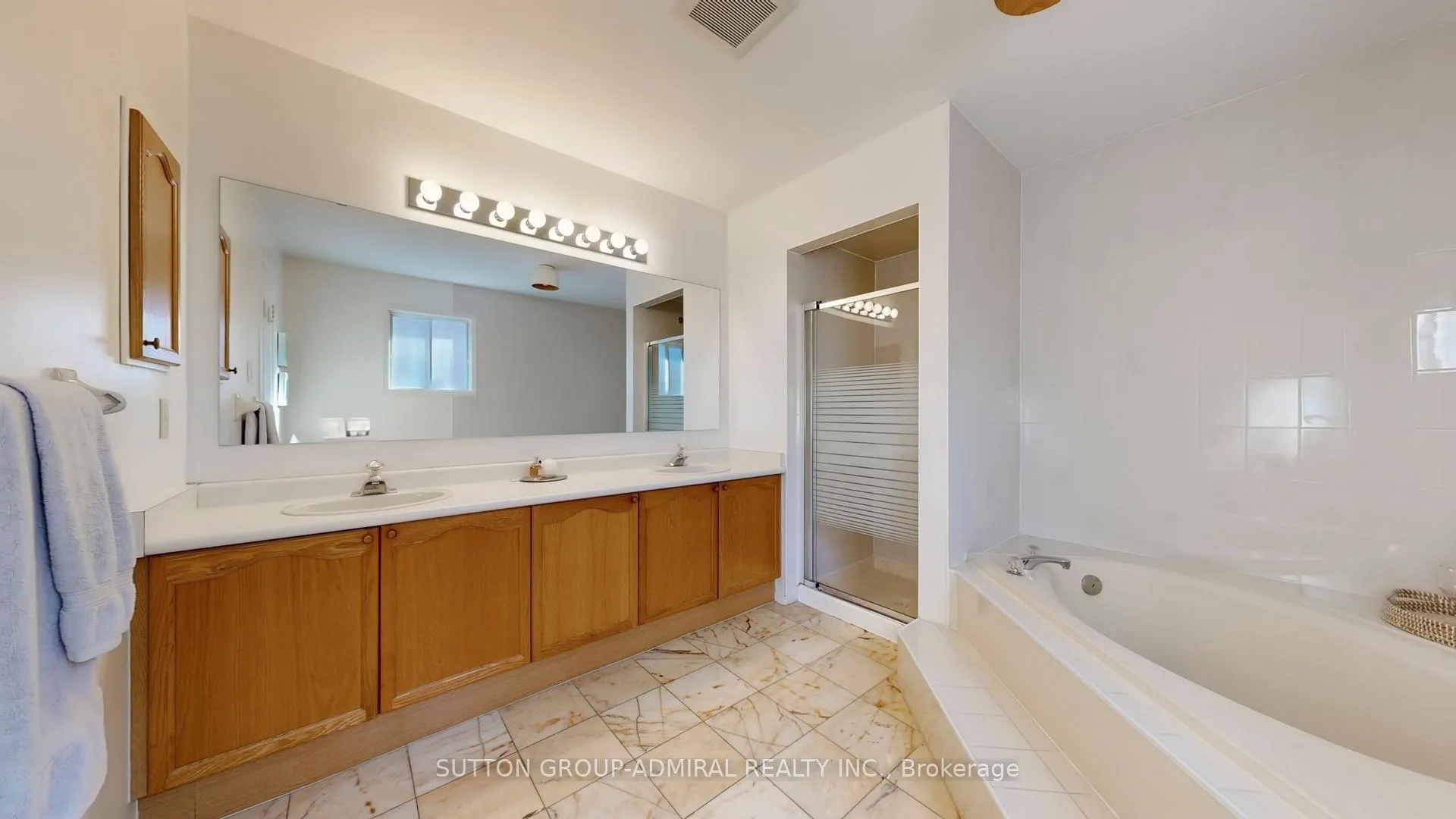 Photo 16 of 215 Westhampton Drive, Vaughan, Brownridge — HOMEH