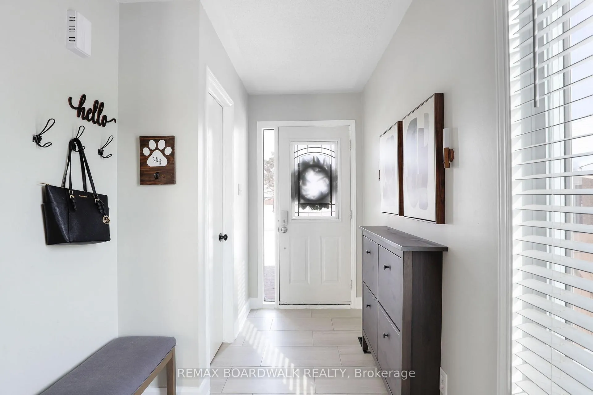 Photo 4 of 2094 Sunland Drive, Ottawa, Fallingbrook/Gardenway South — HOMEH