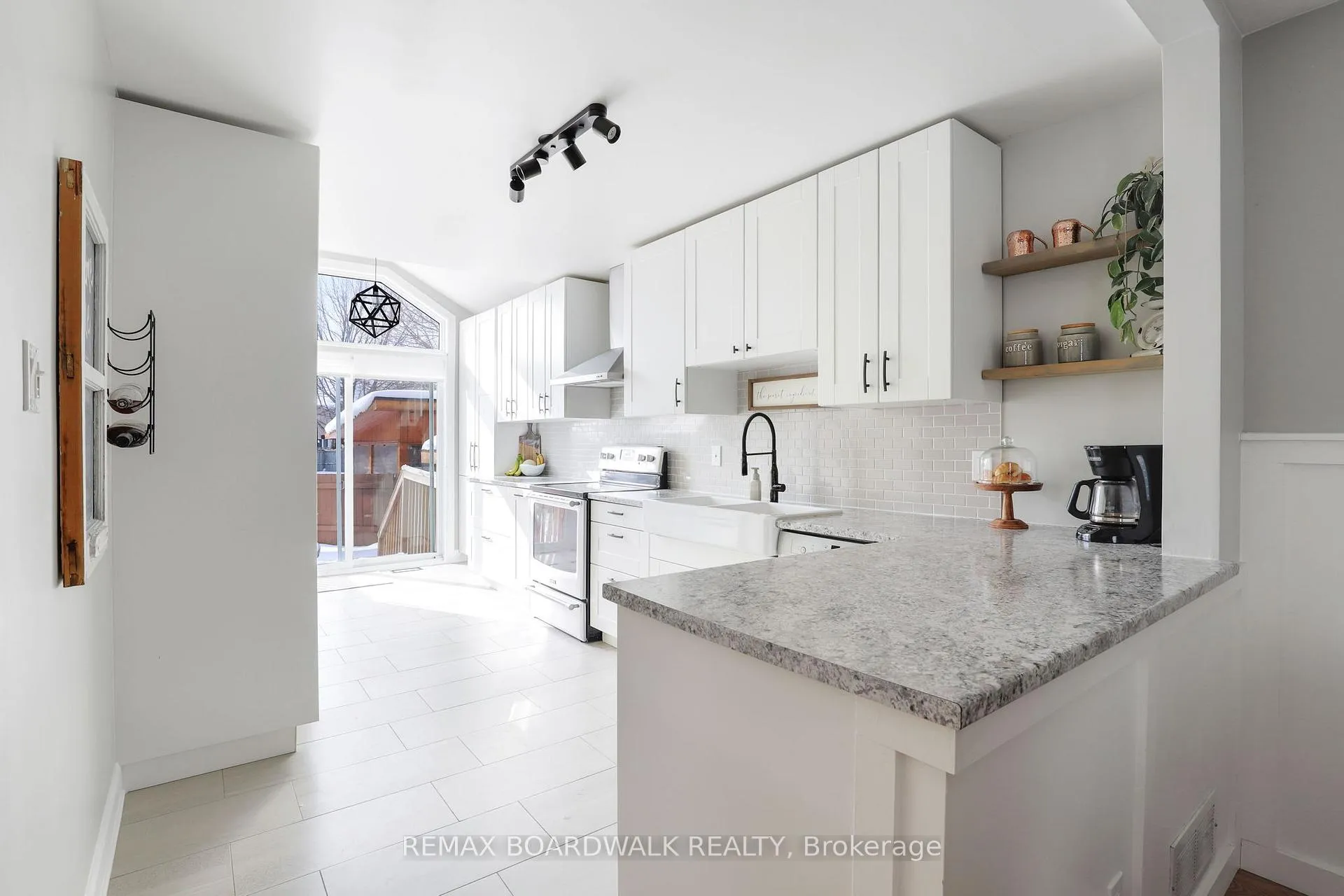 Photo 11 of 2094 Sunland Drive, Ottawa, Fallingbrook/Gardenway South — HOMEH