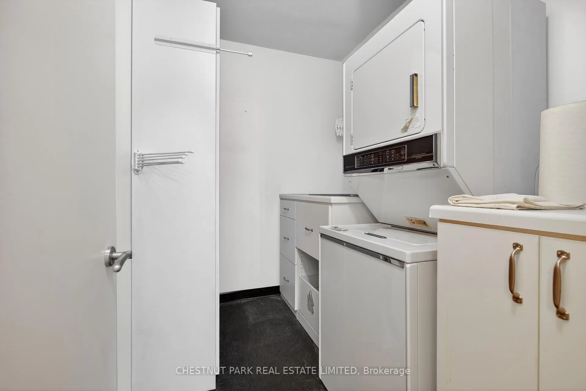 Photo 11 of Unit 604, 40 Rosehill Avenue, Toronto, Rosedale-Moore Park — HOMEH
