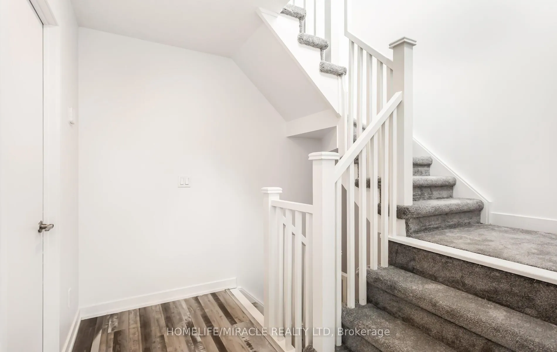 Photo 6 of Unit 203, 1137 Cooke Boulevard, Burlington, LaSalle — HOMEH