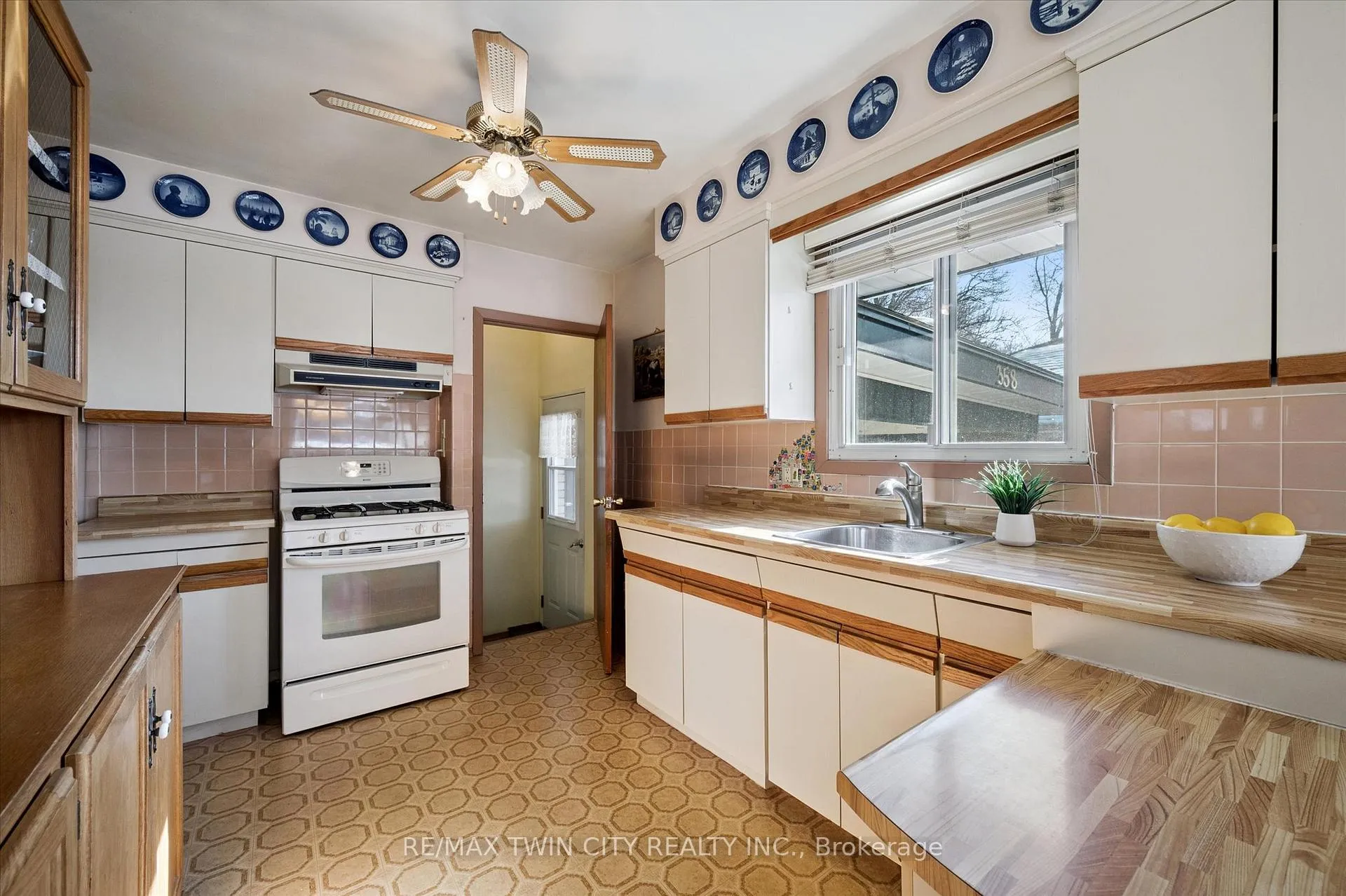 Photo 10 of 358 Southill Drive, Kitchener — HOMEH
