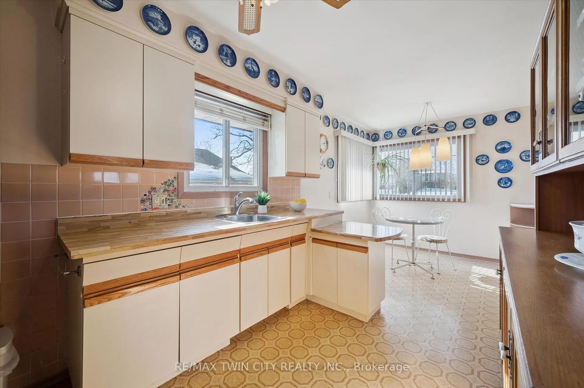 Photo 11 of 358 Southill Drive, Kitchener — HOMEH