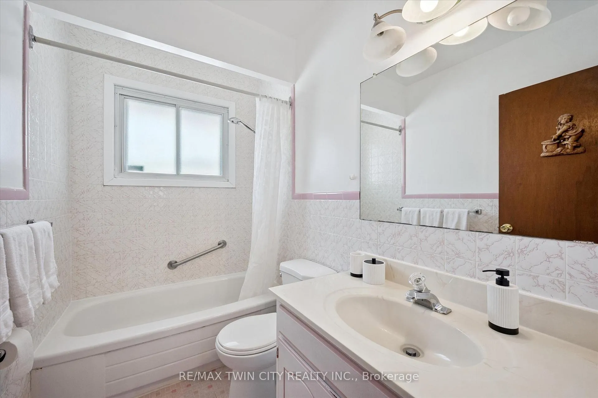 Photo 20 of 358 Southill Drive, Kitchener — HOMEH