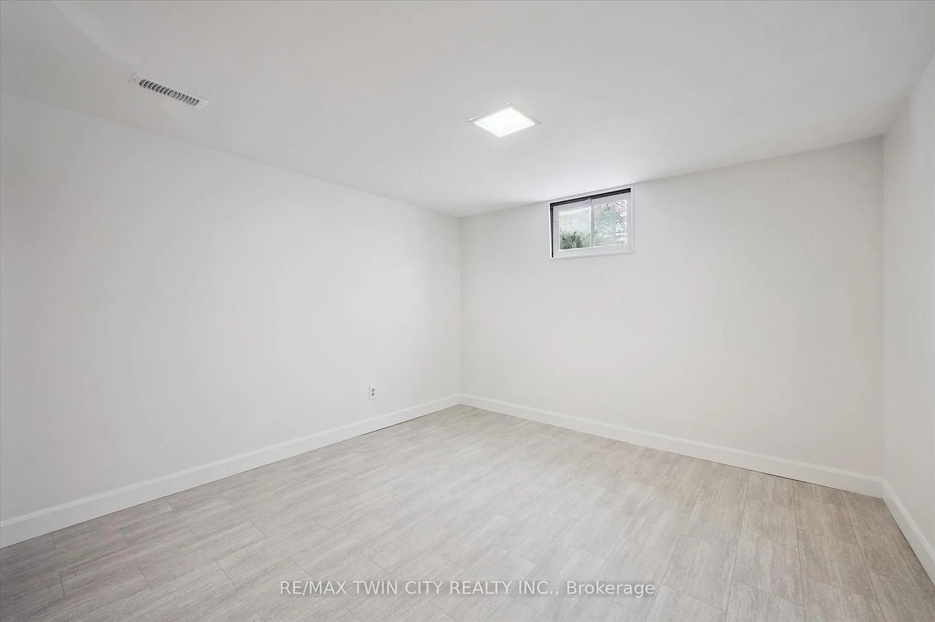 Photo 23 of 358 Southill Drive, Kitchener — HOMEH