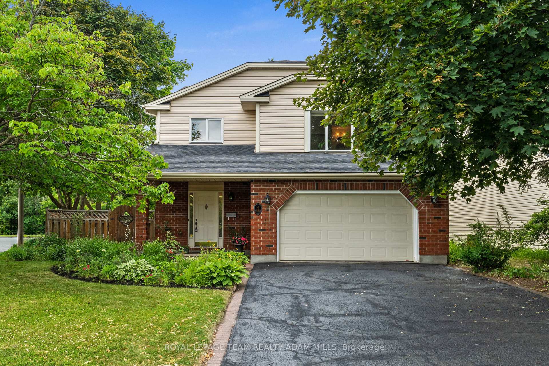 Photo 2 of 1 Briermoor Crescent, Ottawa, Hunt Club Park/Greenboro — HOMEH