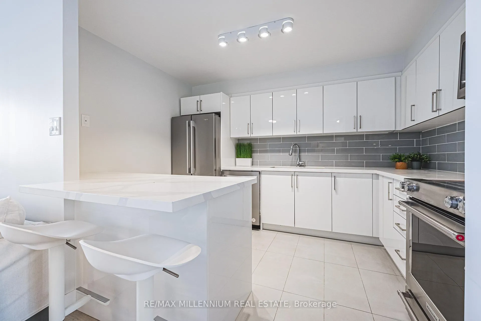 Photo 18 of Unit 708, 2160 Lakeshore Road, Burlington, Brant — HOMEH