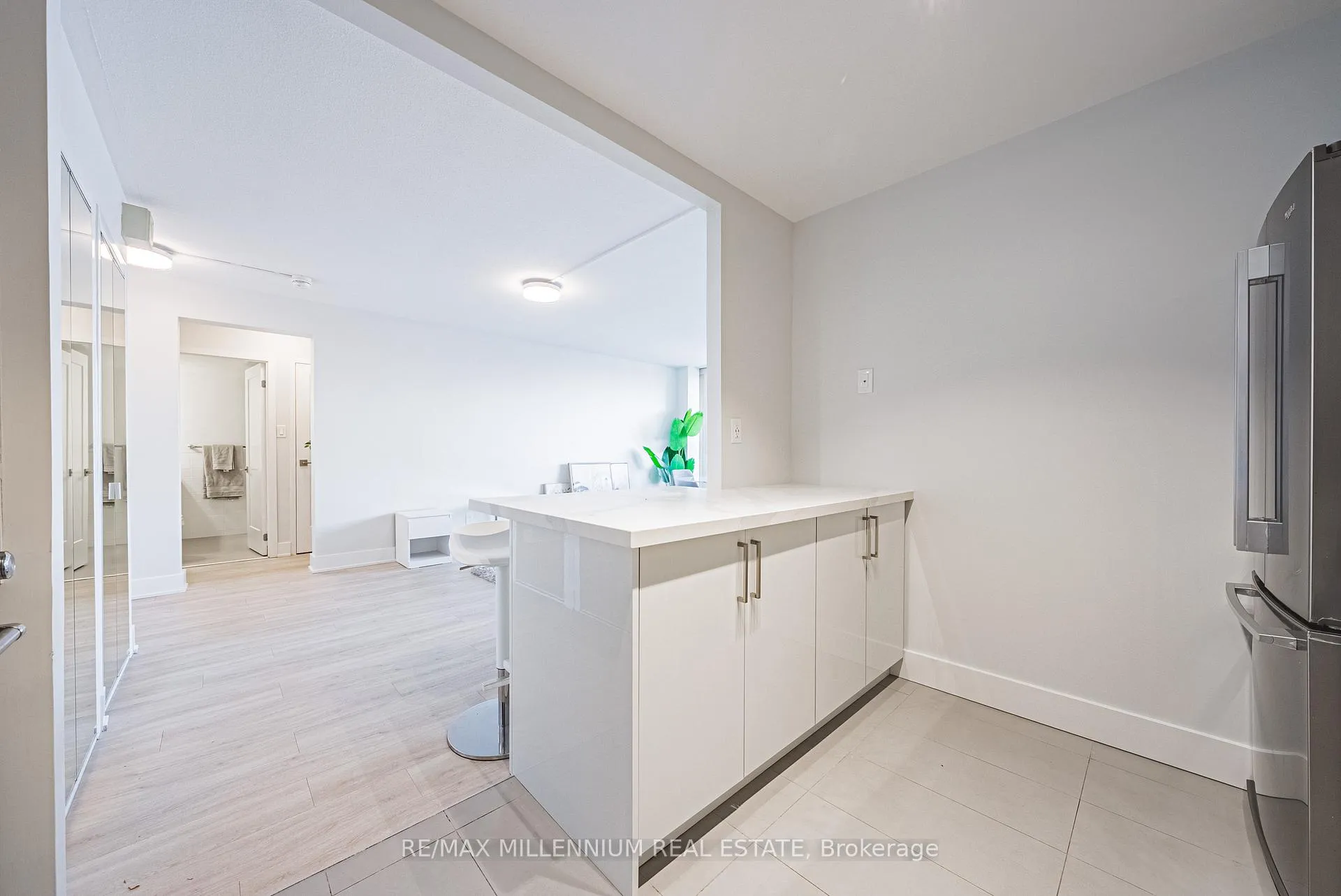 Photo 20 of Unit 708, 2160 Lakeshore Road, Burlington, Brant — HOMEH
