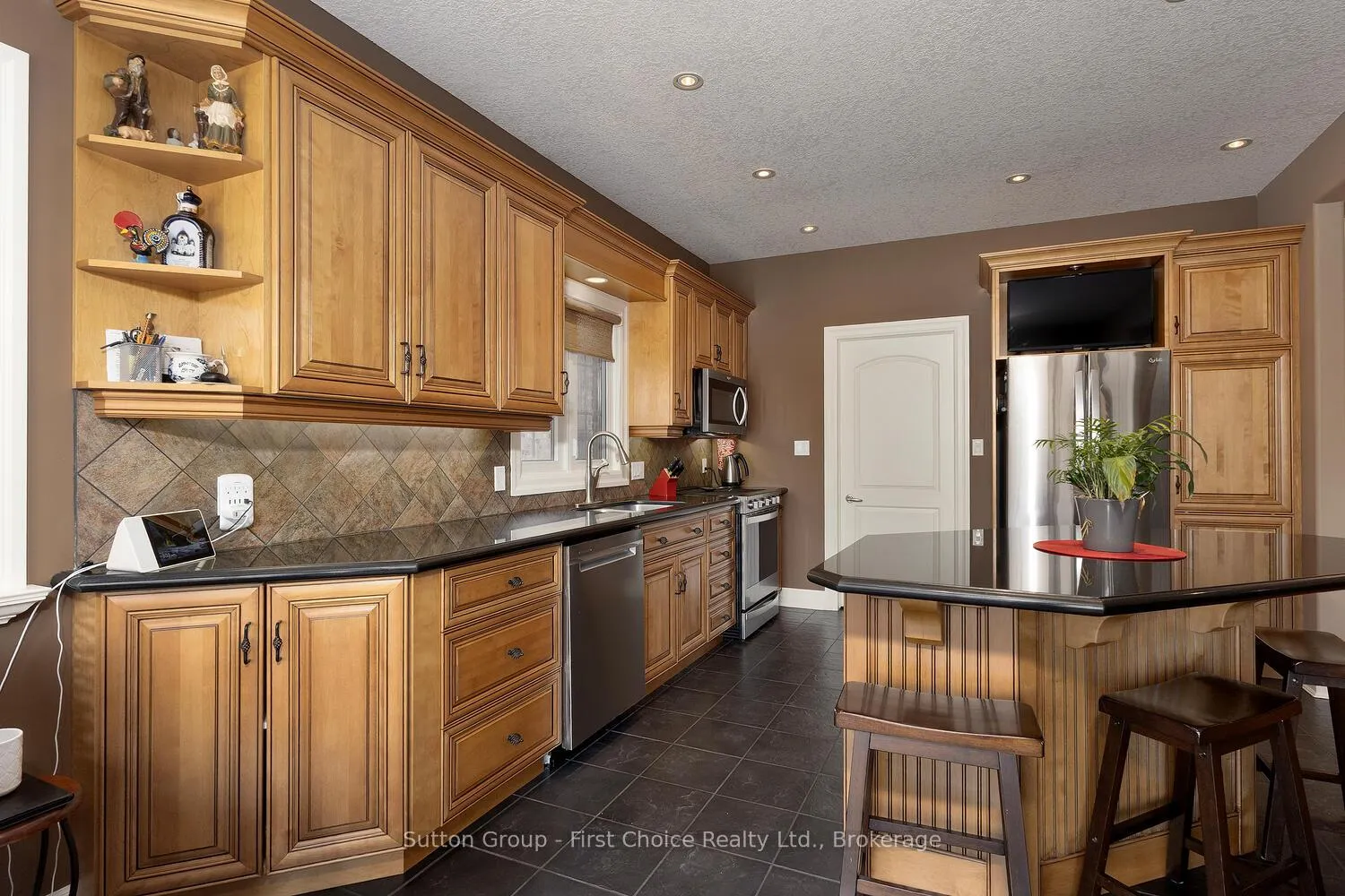 Photo 11 of 32 North Pointe Drive, Stratford — HOMEH
