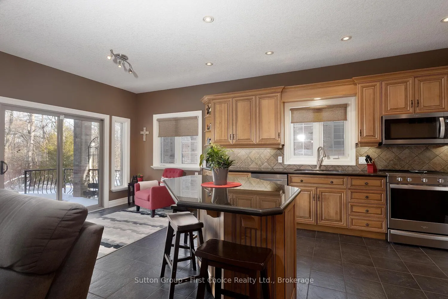 Photo 13 of 32 North Pointe Drive, Stratford — HOMEH