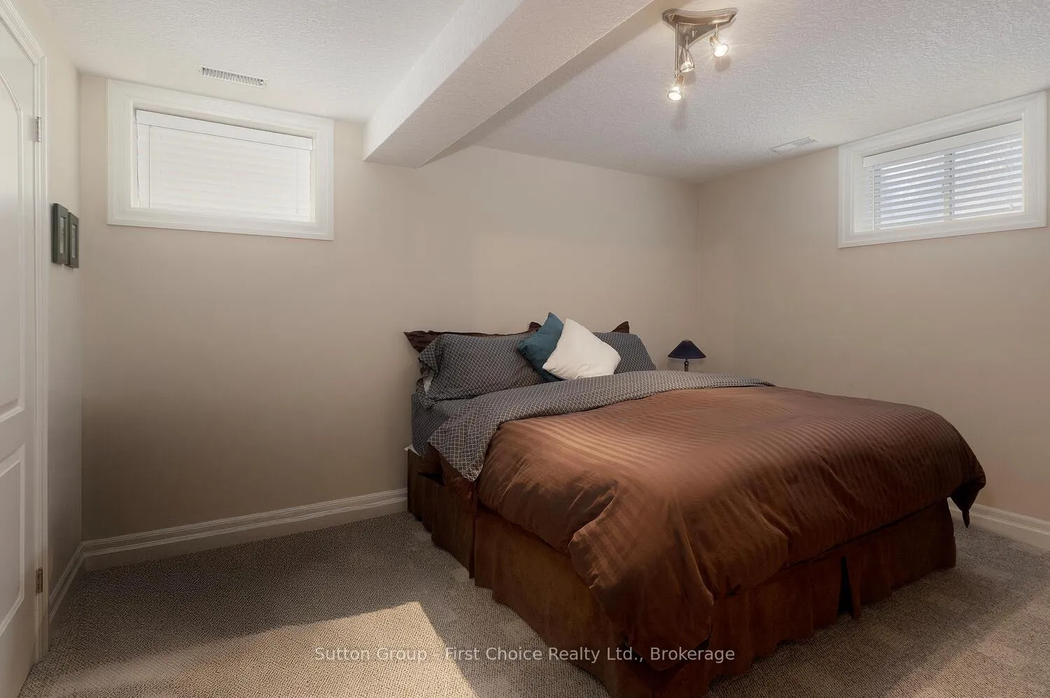 Photo 35 of 32 North Pointe Drive, Stratford — HOMEH