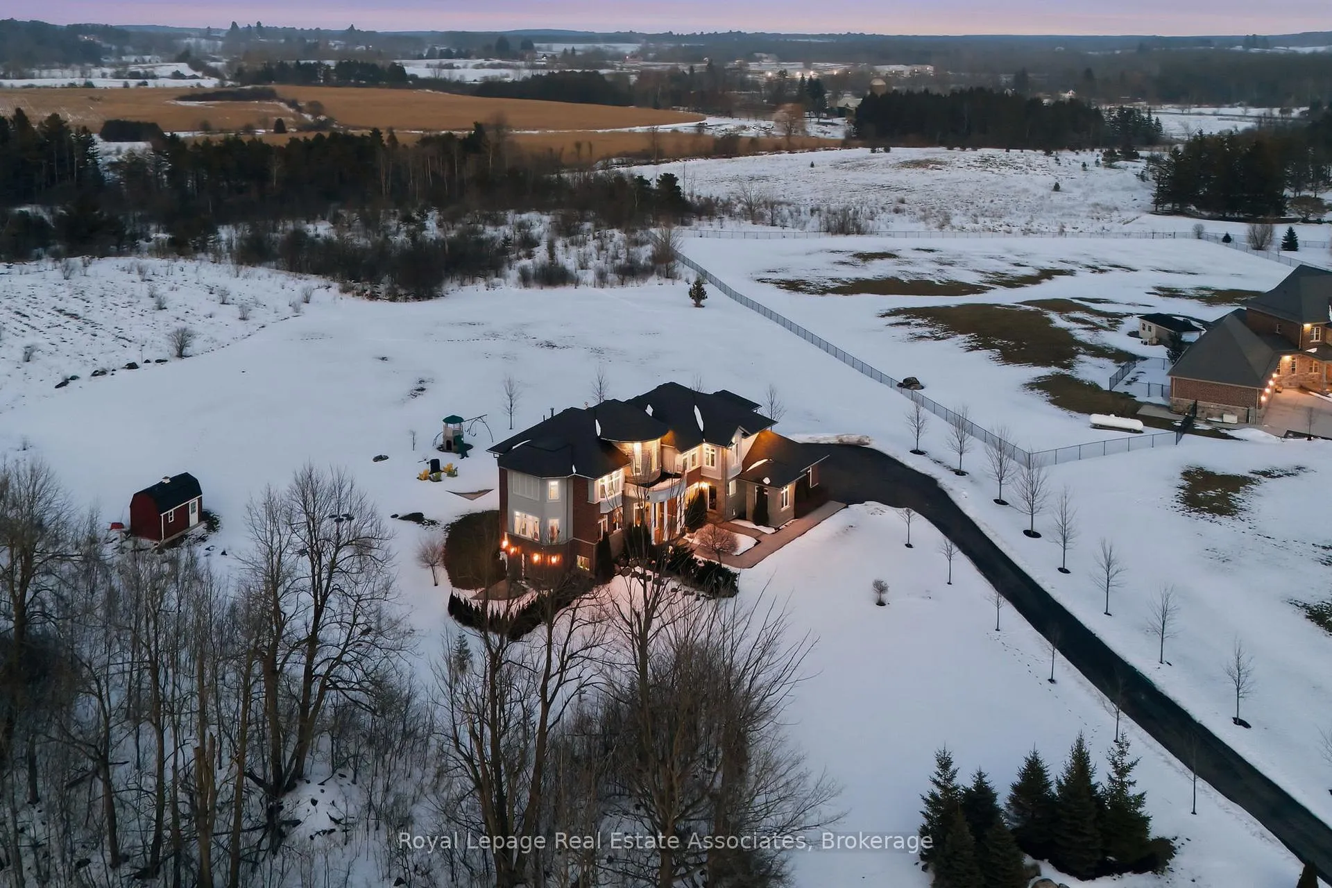 Photo 2 of 100 Chesswood Trail, Hamilton, Rural Flamborough — HOMEH