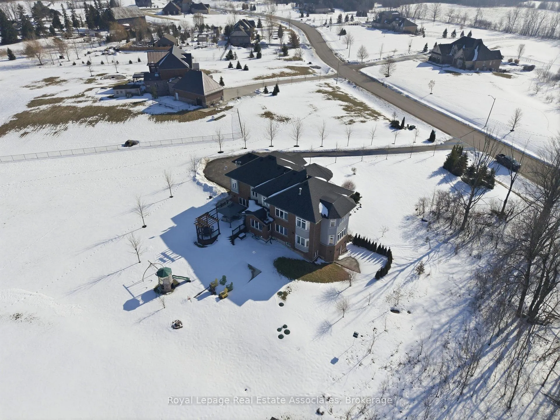 Photo 46 of 100 Chesswood Trail, Hamilton, Rural Flamborough — HOMEH