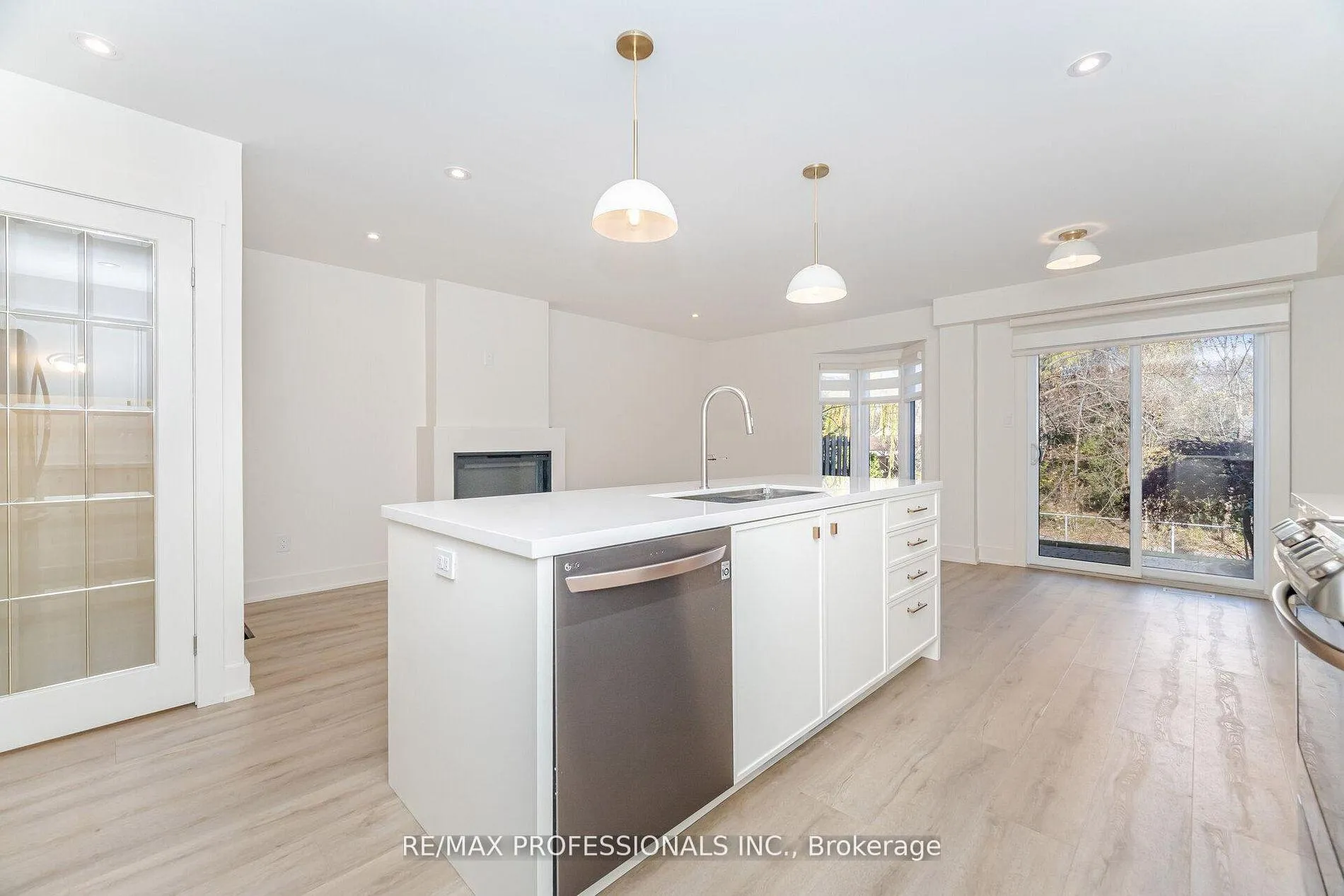 Photo 10 of Unit 7, 3115 New Street, Burlington, Roseland — HOMEH