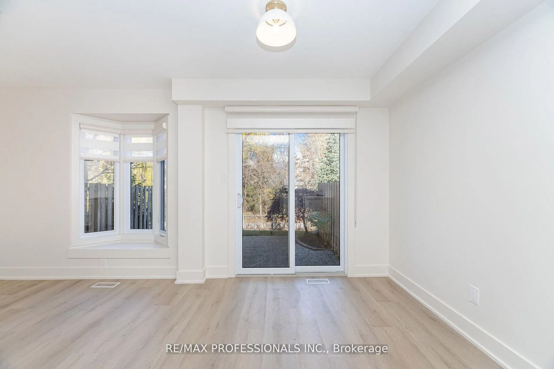 Photo 11 of Unit 7, 3115 New Street, Burlington, Roseland — HOMEH