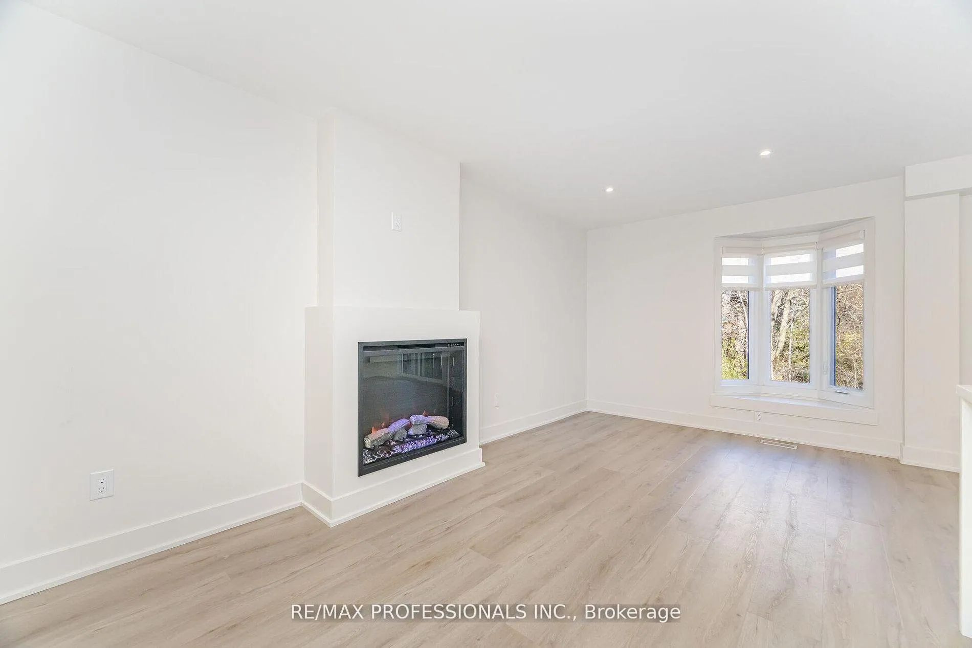 Photo 14 of Unit 7, 3115 New Street, Burlington, Roseland — HOMEH