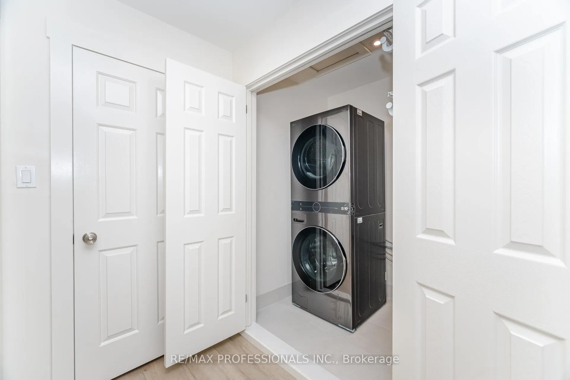Photo 26 of Unit 7, 3115 New Street, Burlington, Roseland — HOMEH