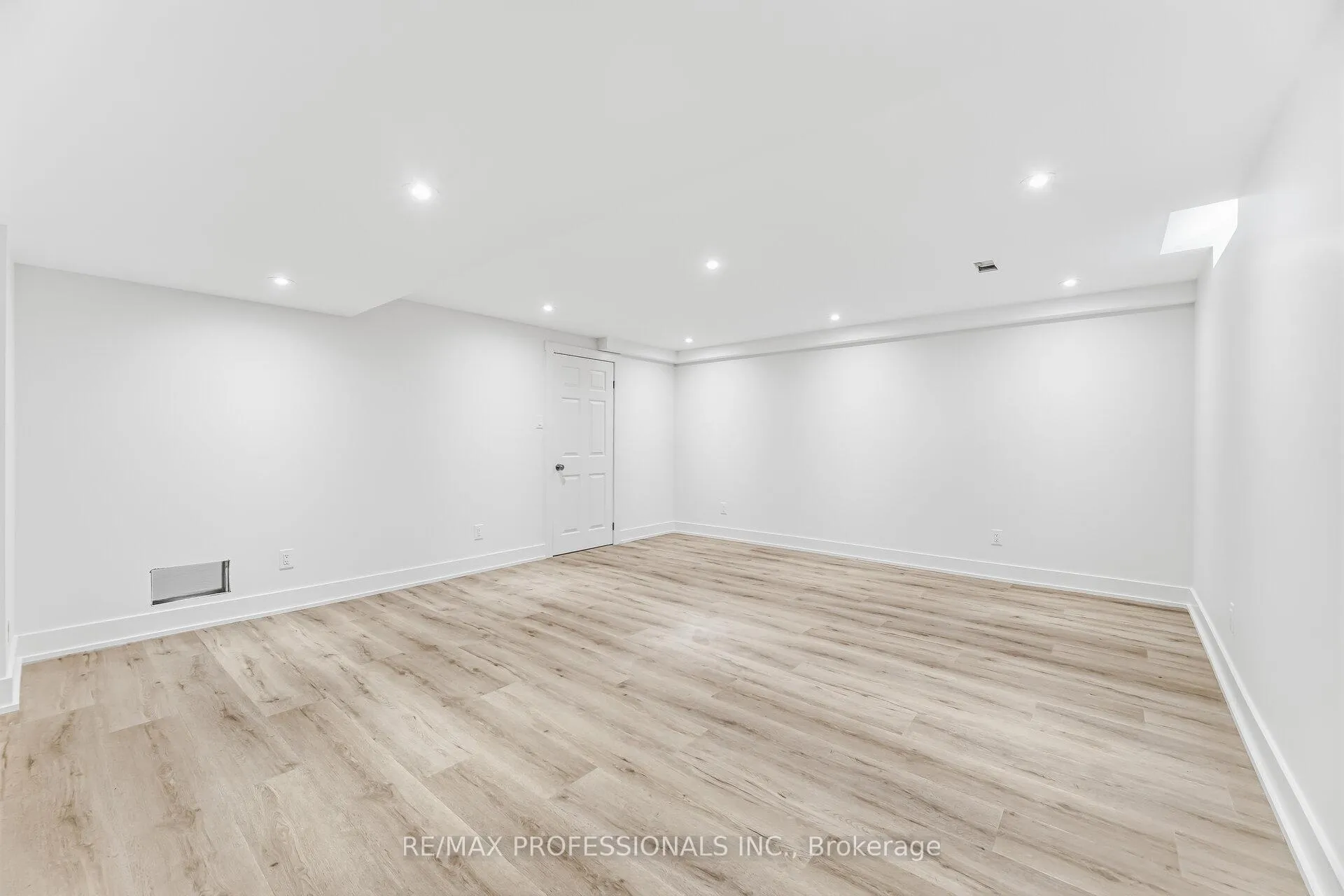 Photo 38 of Unit 7, 3115 New Street, Burlington, Roseland — HOMEH