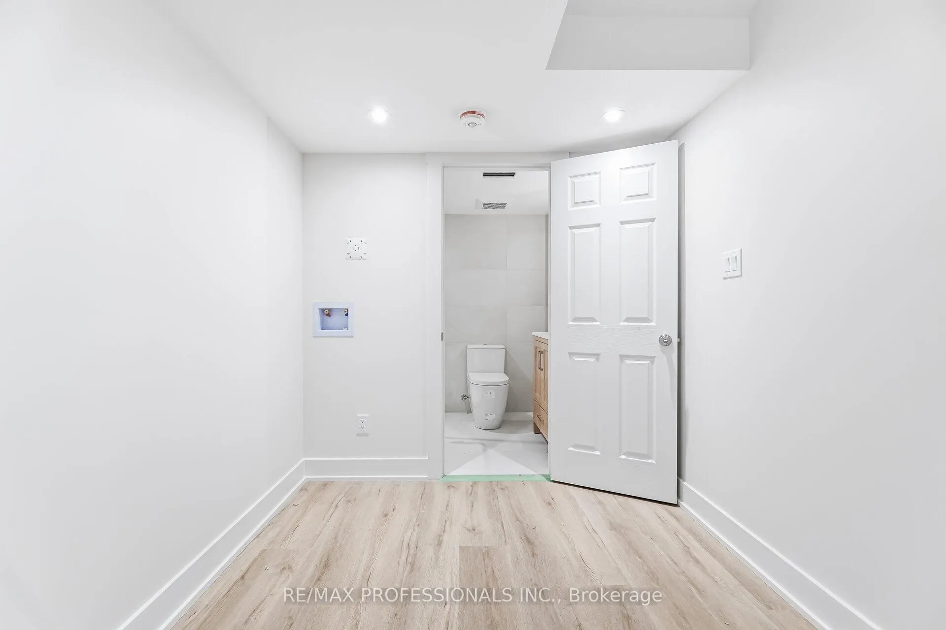 Photo 41 of Unit 7, 3115 New Street, Burlington, Roseland — HOMEH
