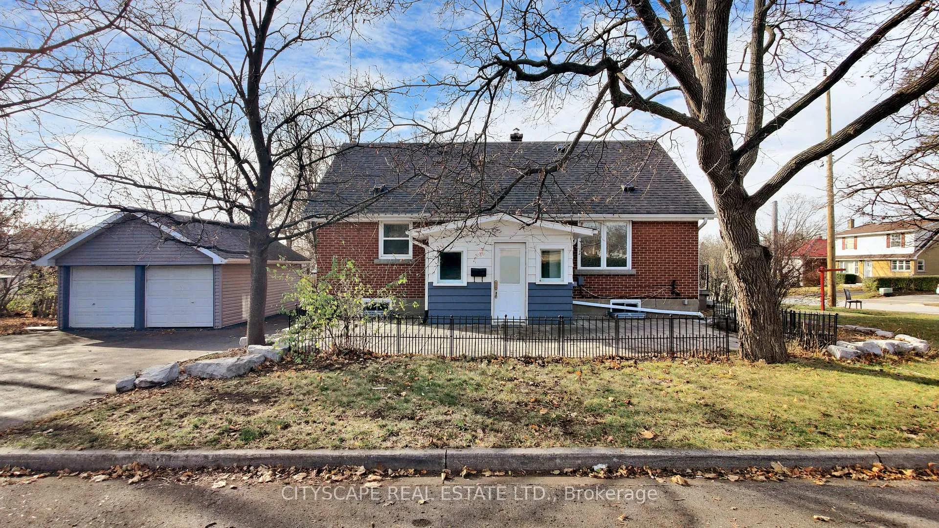 Photo 2 of 39 Woodward Avenue, Brampton, Brampton North — HOMEH