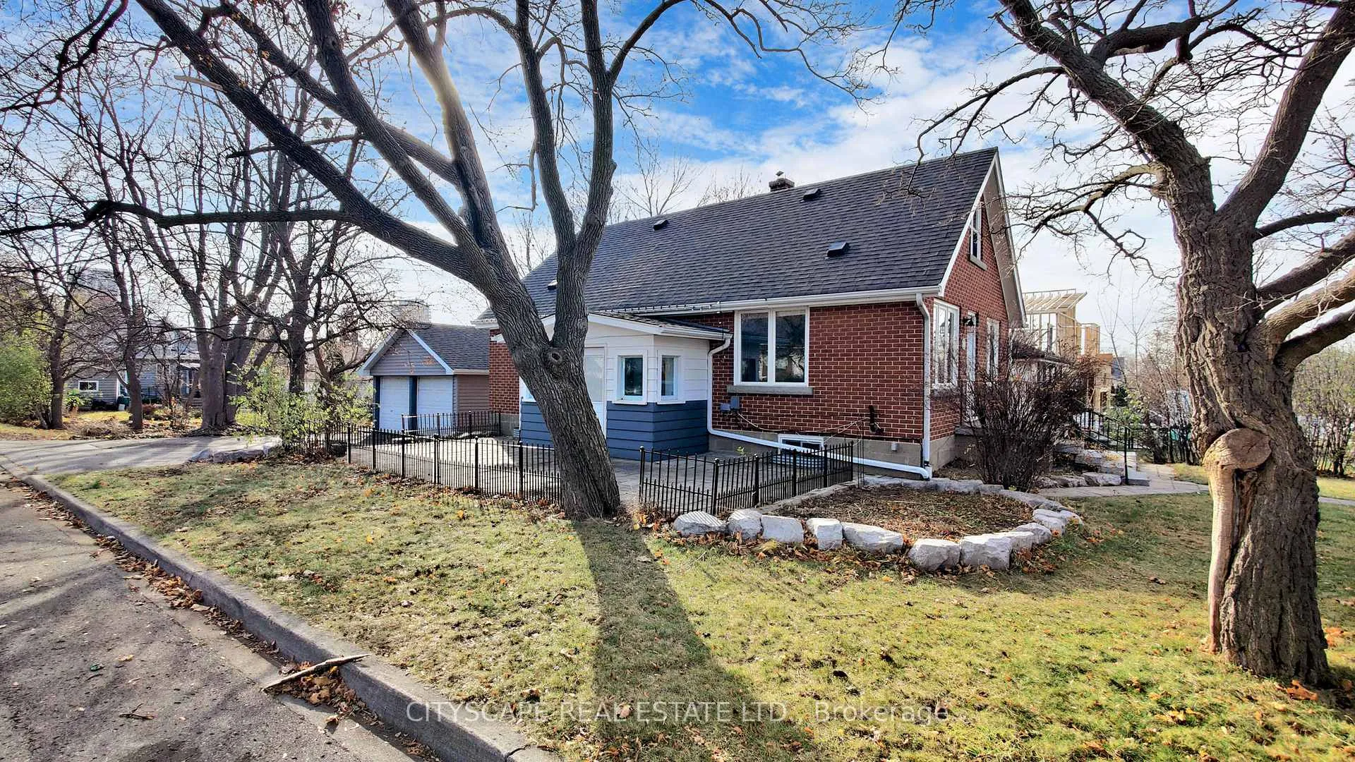 Photo 3 of 39 Woodward Avenue, Brampton, Brampton North — HOMEH