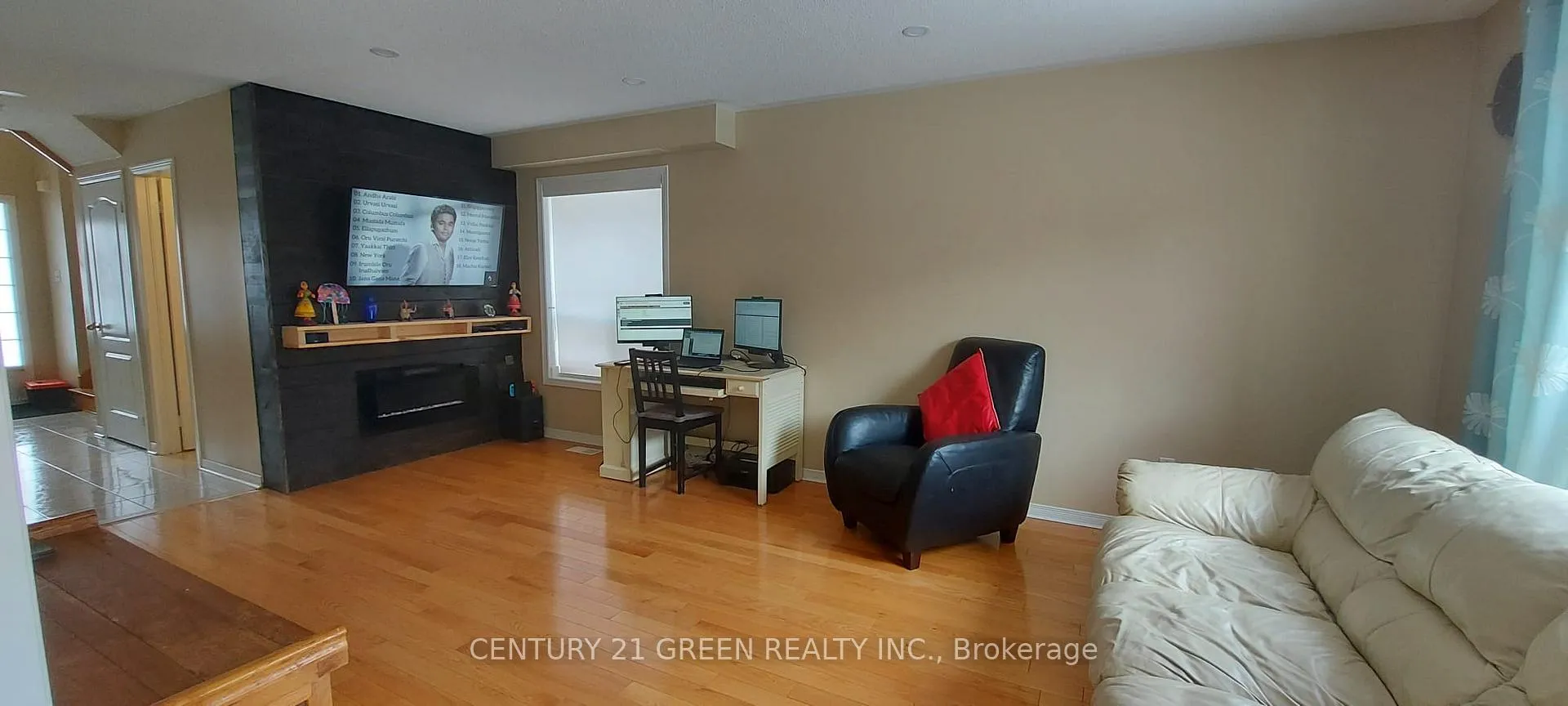 Photo 5 of Unit Upper, 33 Bramfield Street, Brampton, Fletcher's Meadow — HOMEH