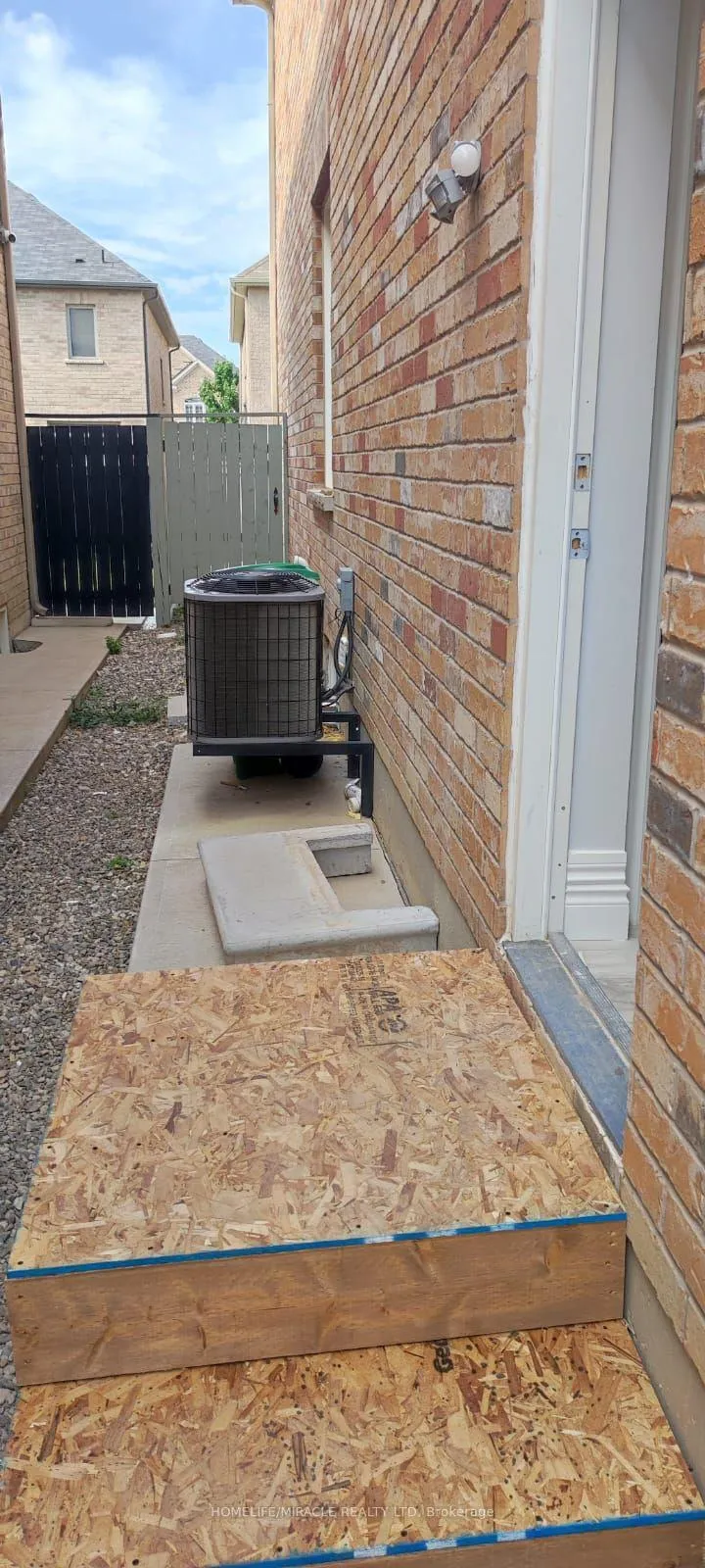 Photo 1 of Unit Basement, 52 Durango Drive, Brampton, Credit Valley — HOMEH