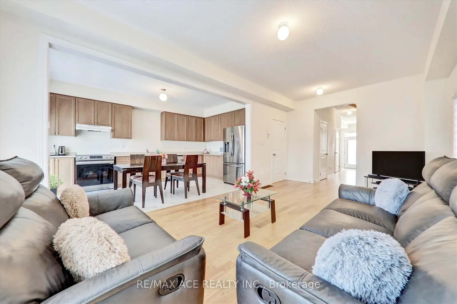 Photo 11 of 1097 Cameo Street, Pickering, Rural Pickering — HOMEH