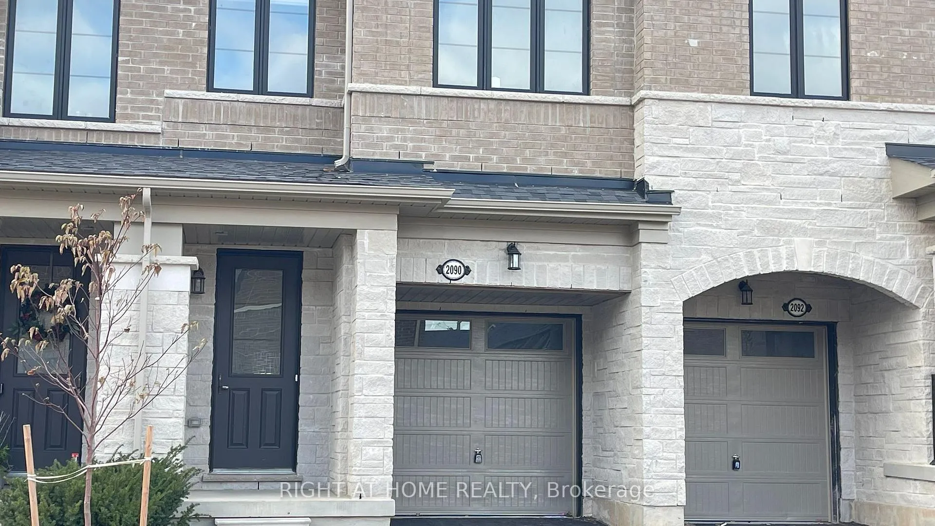 Photo 2 of 2090 Coppenwood Common, Burlington, Tyandaga — HOMEH