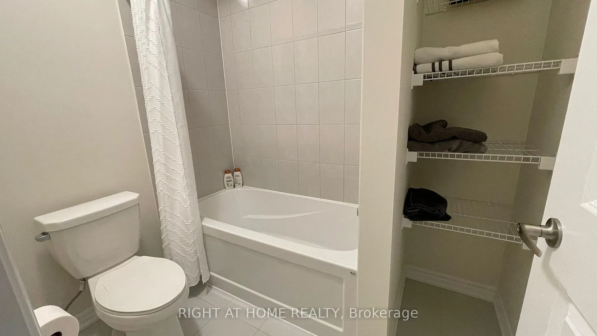Photo 11 of 2090 Coppenwood Common, Burlington, Tyandaga — HOMEH