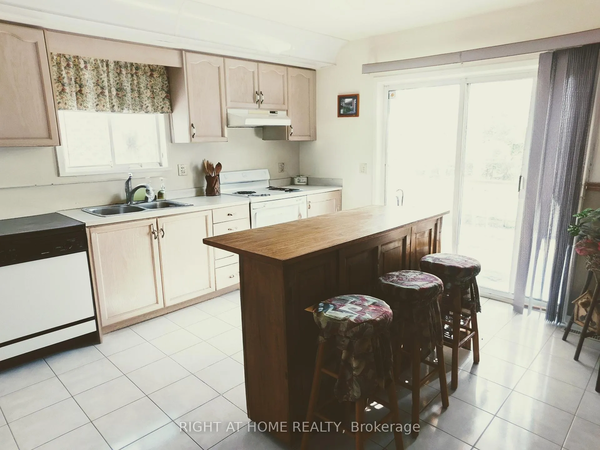 Photo 10 of 63 Benson Drive, Barrie, Sandy Hollow — HOMEH