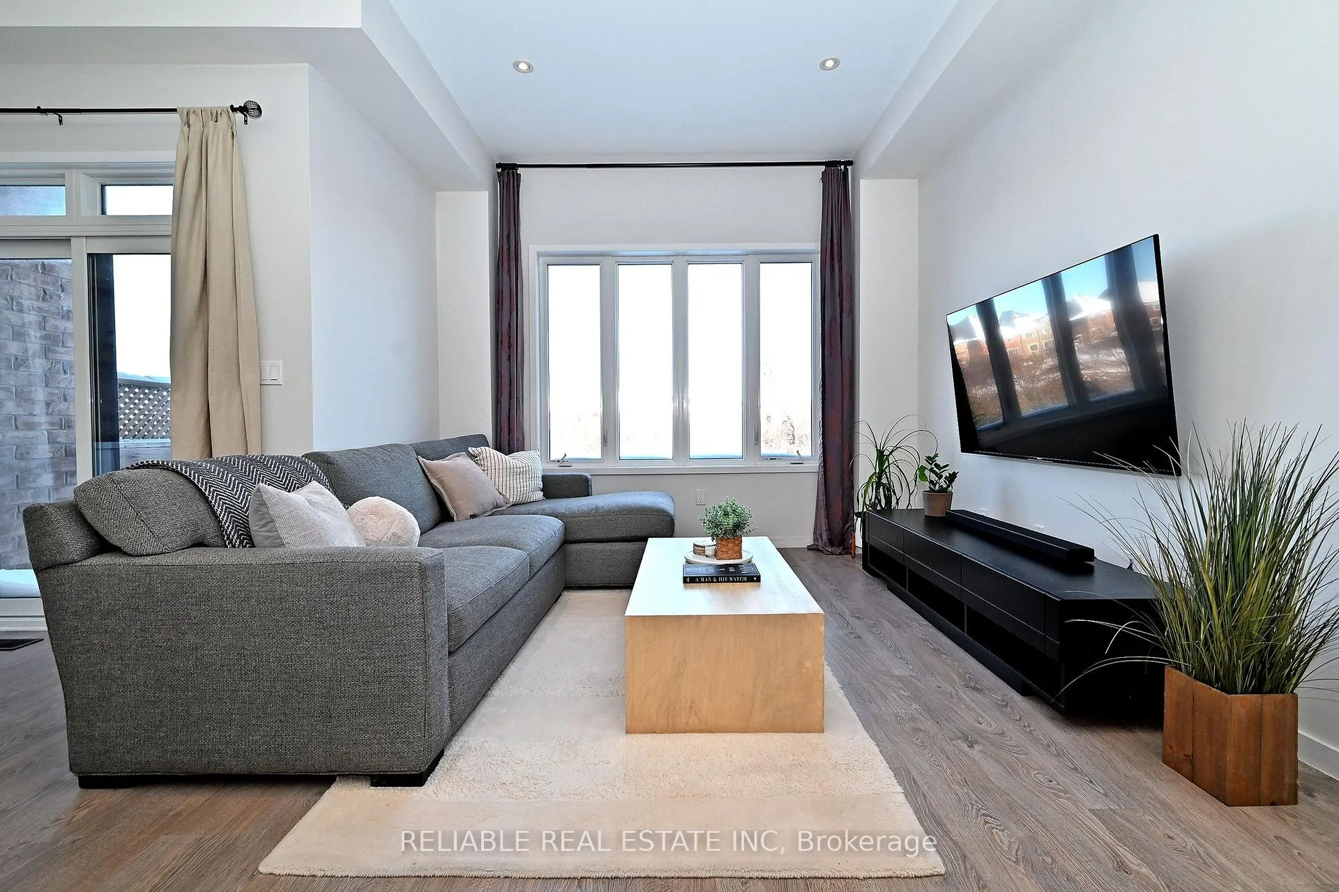 Photo 3 of 98 Elyse Court, Aurora, Bayview Northeast — HOMEH