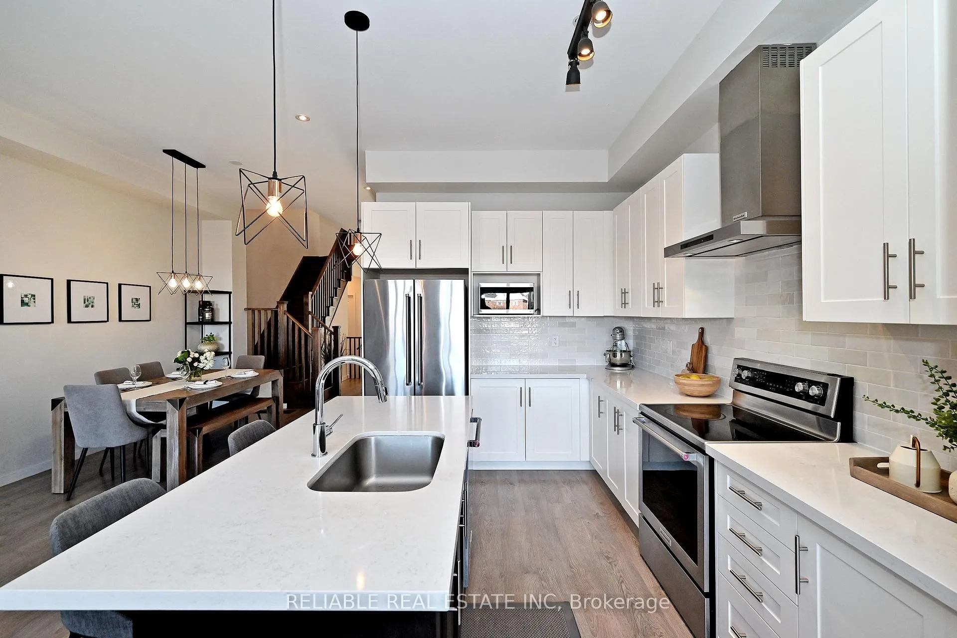 Photo 5 of 98 Elyse Court, Aurora, Bayview Northeast — HOMEH