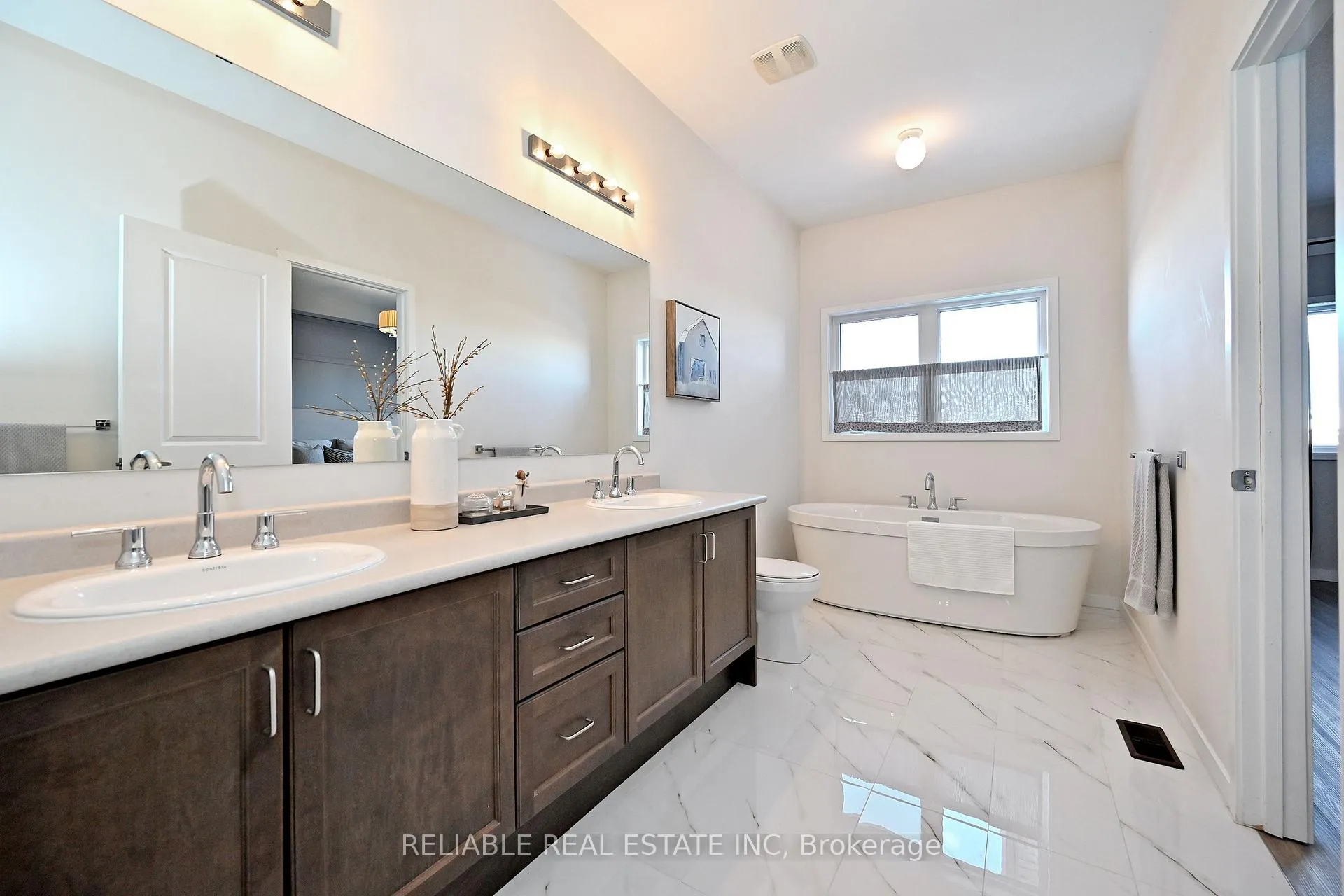 Photo 11 of 98 Elyse Court, Aurora, Bayview Northeast — HOMEH