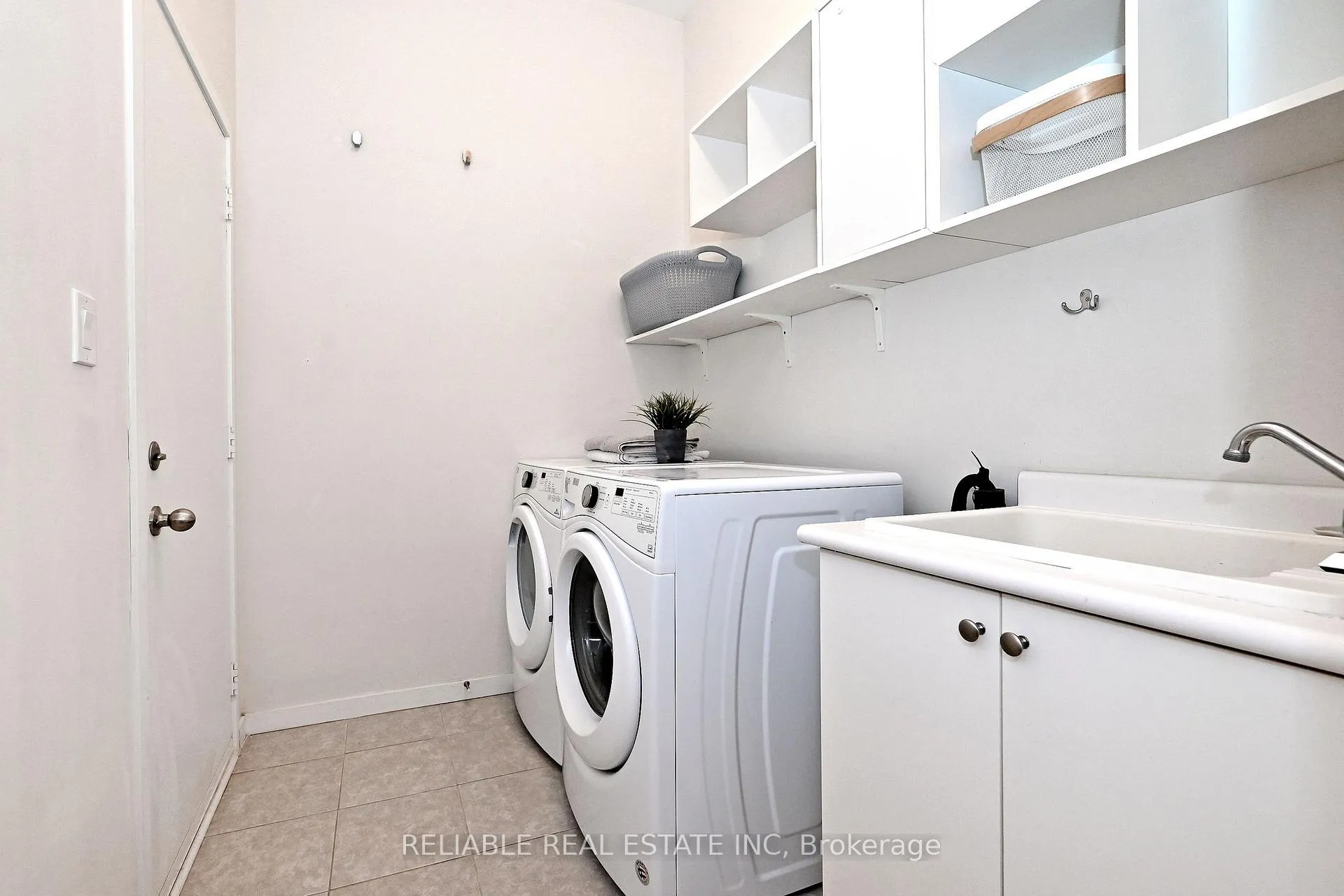 Photo 21 of 98 Elyse Court, Aurora, Bayview Northeast — HOMEH