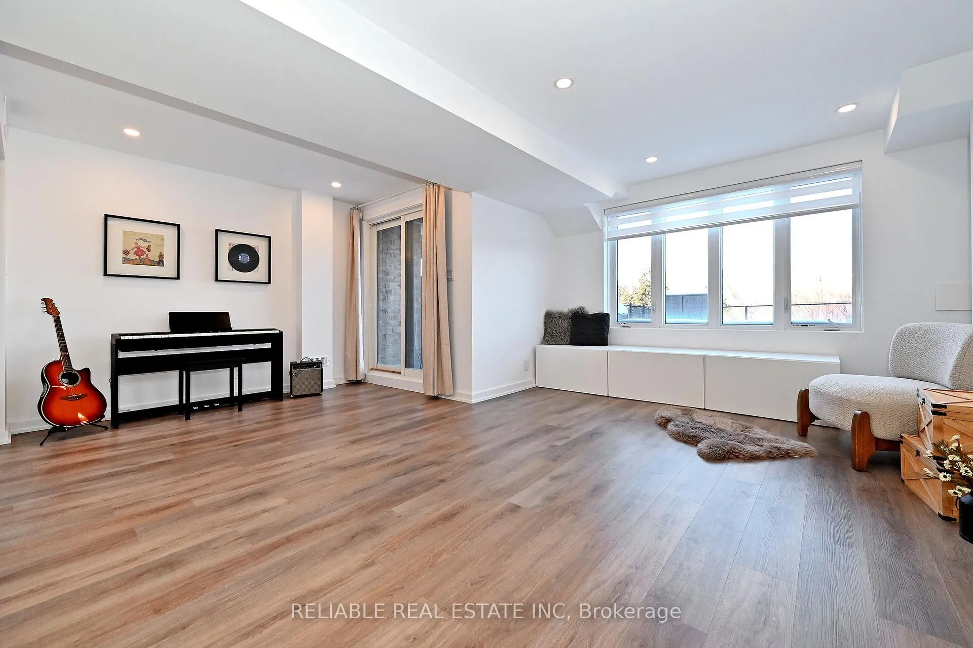 Photo 23 of 98 Elyse Court, Aurora, Bayview Northeast — HOMEH