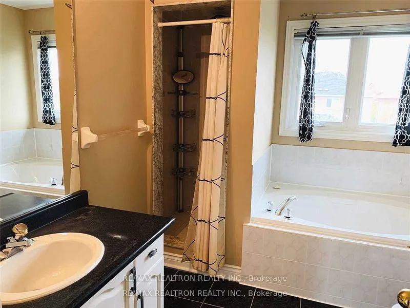 Photo 12 of 80 Cresswell Avenue, Vaughan, Maple — HOMEH