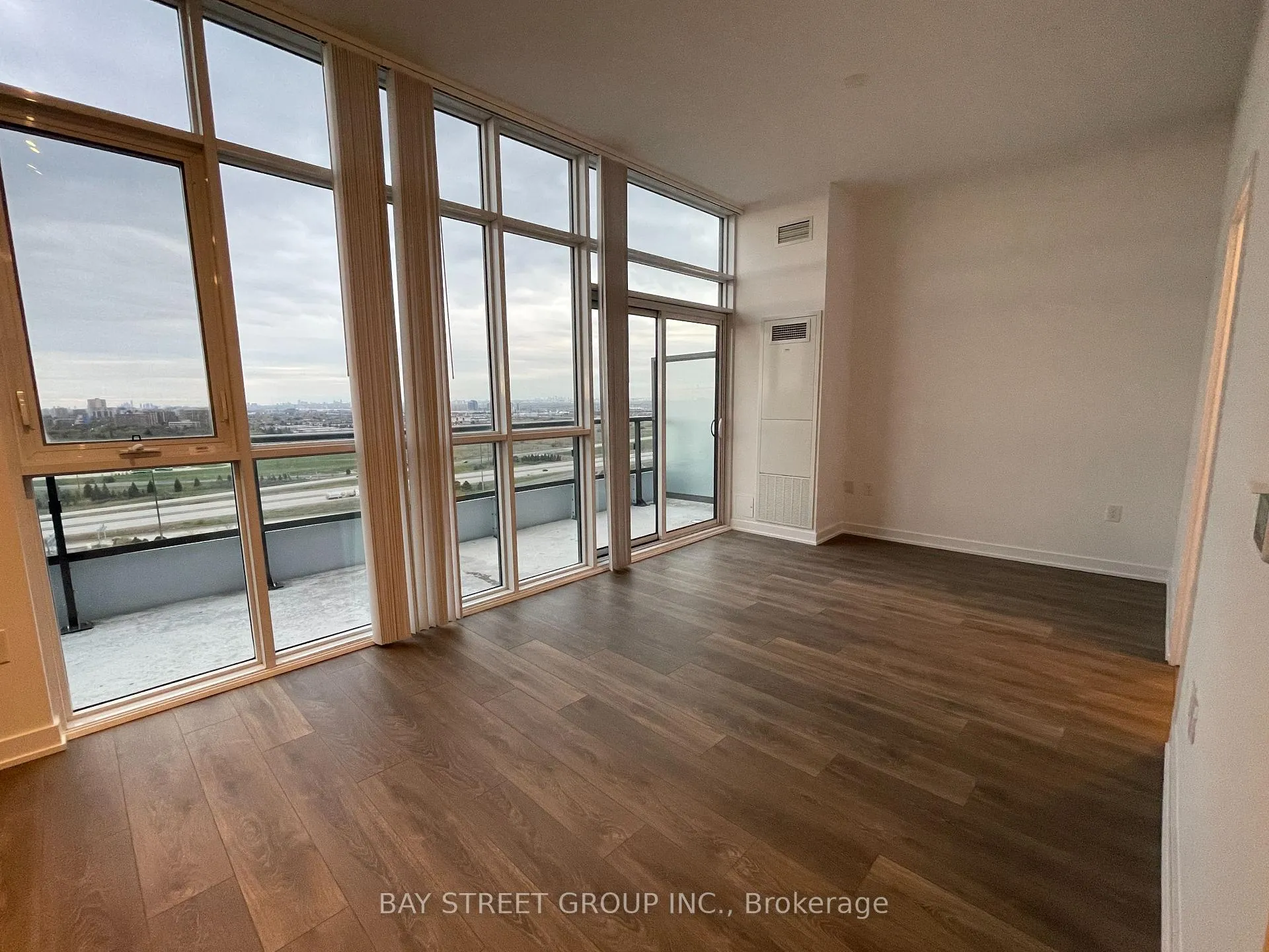 Photo 10 of Unit 2108, 38 Honeycrisp Crescent, Vaughan, Vaughan Corporate Centre — HOMEH