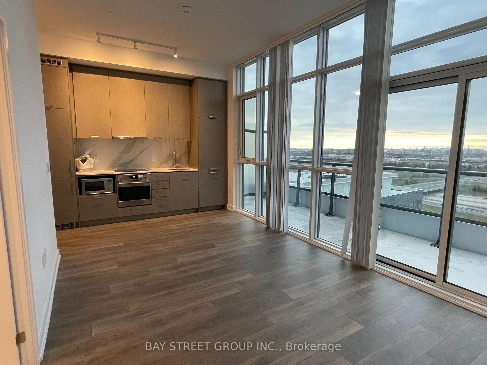 Photo 14 of Unit 2108, 38 Honeycrisp Crescent, Vaughan, Vaughan Corporate Centre — HOMEH