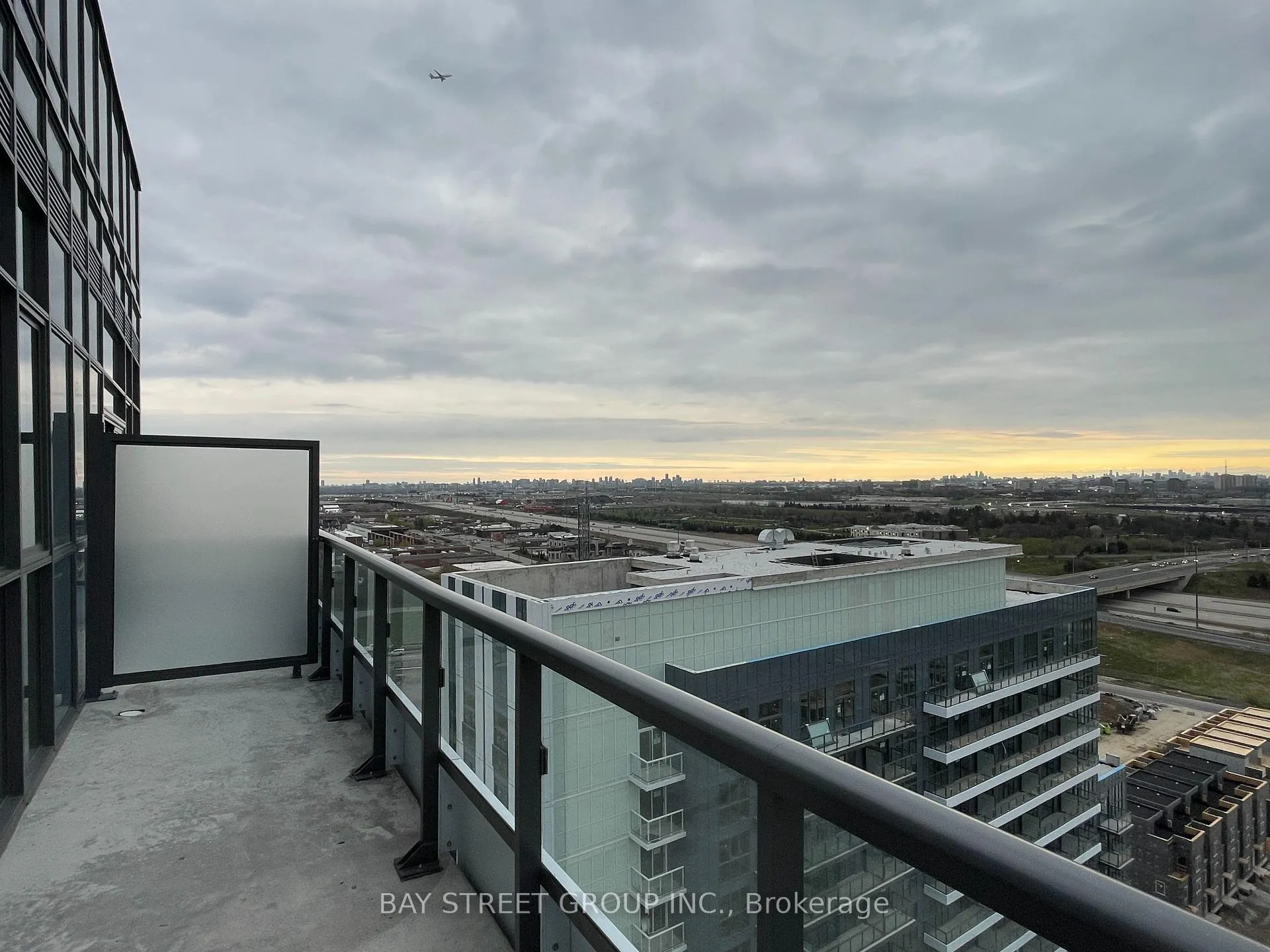 Photo 16 of Unit 2108, 38 Honeycrisp Crescent, Vaughan, Vaughan Corporate Centre — HOMEH