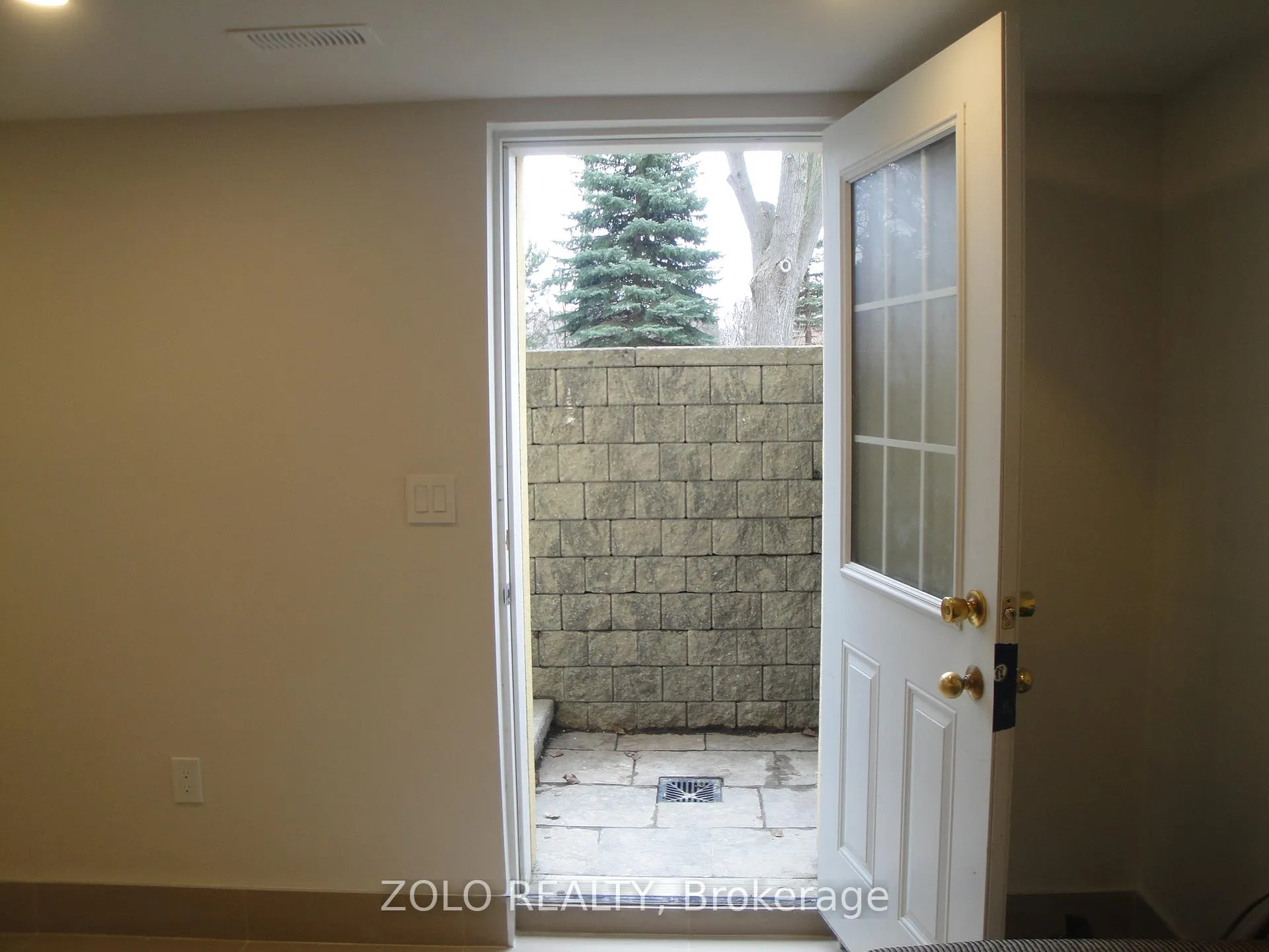 Photo 4 of Unit #B2, 388 Centre Street N, Vaughan, Uplands — HOMEH