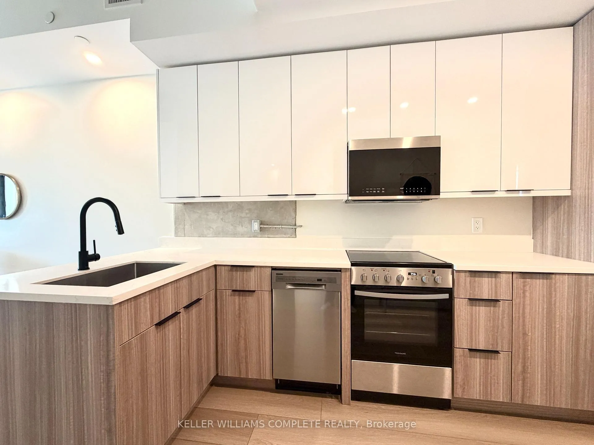 Photo 5 of Unit 401, 169 James Street S, Hamilton, Corktown — HOMEH