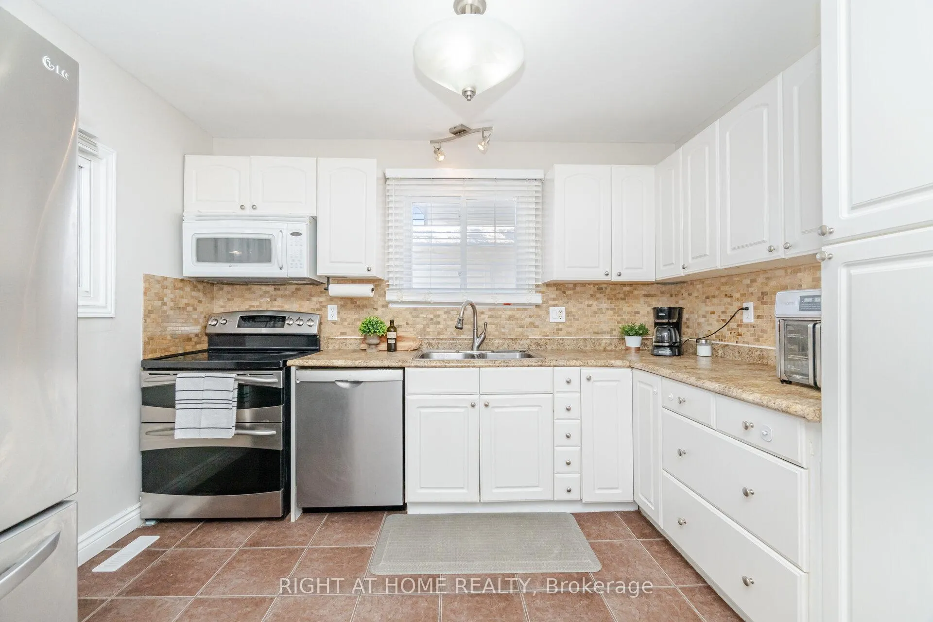 Photo 10 of 17 White Owl Crescent, Brantford — HOMEH