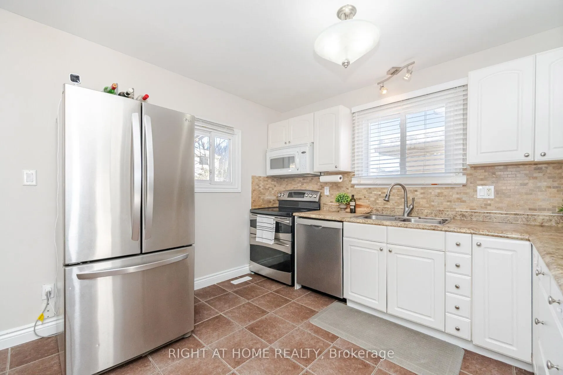 Photo 11 of 17 White Owl Crescent, Brantford — HOMEH