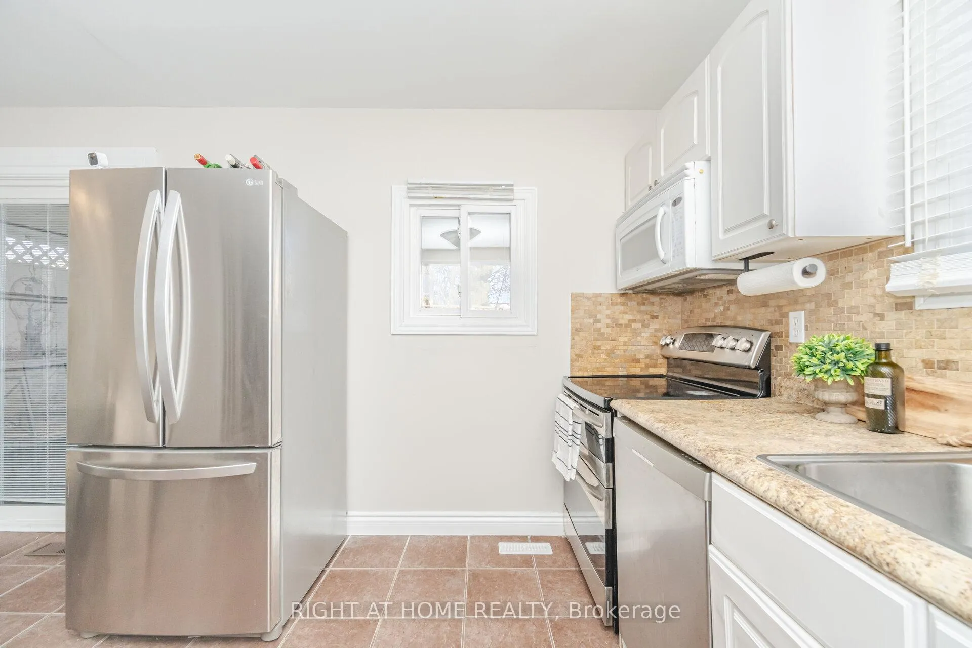 Photo 13 of 17 White Owl Crescent, Brantford — HOMEH
