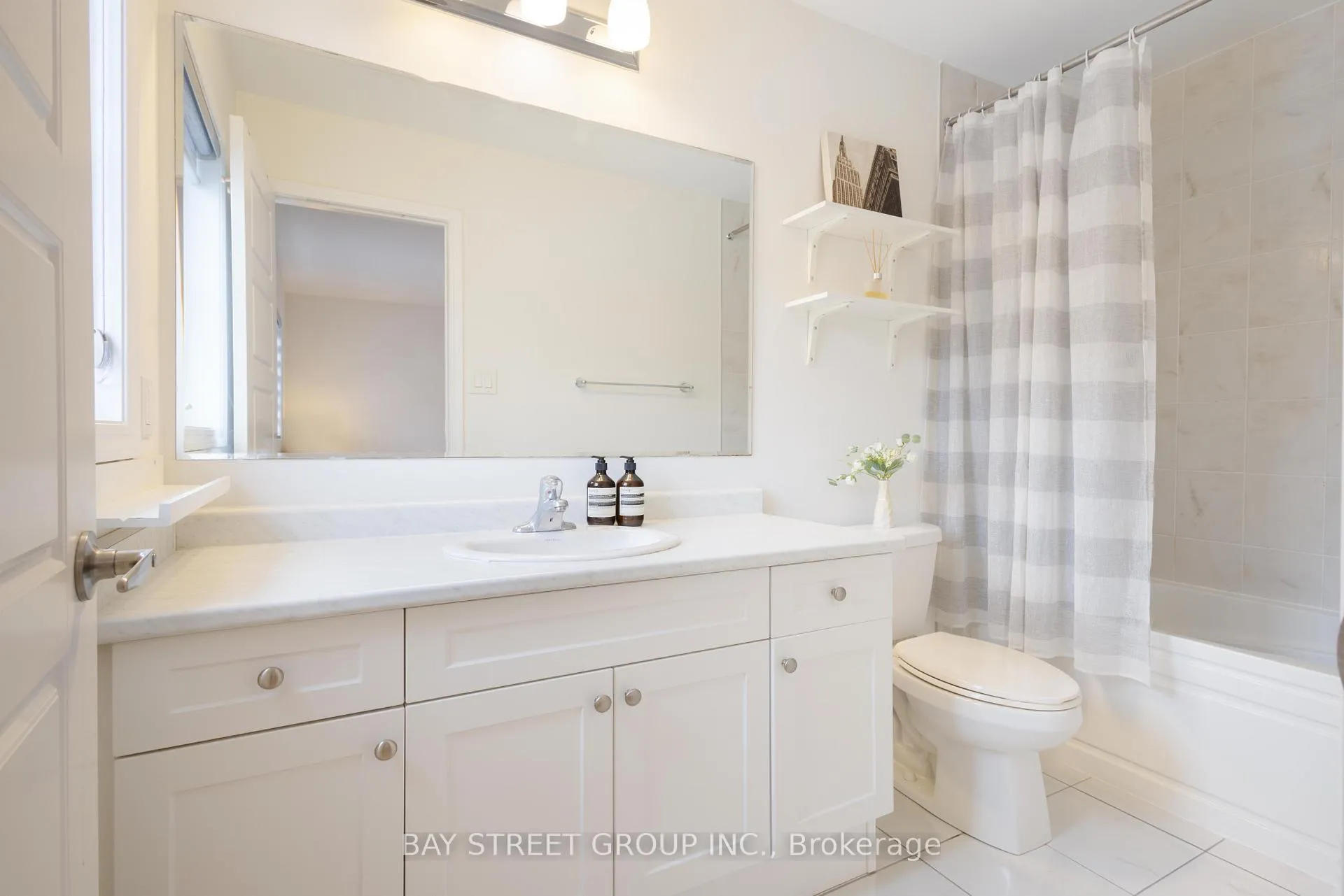 Photo 11 of Unit 11, 230 Avonsyde Boulevard, Hamilton, Waterdown — HOMEH